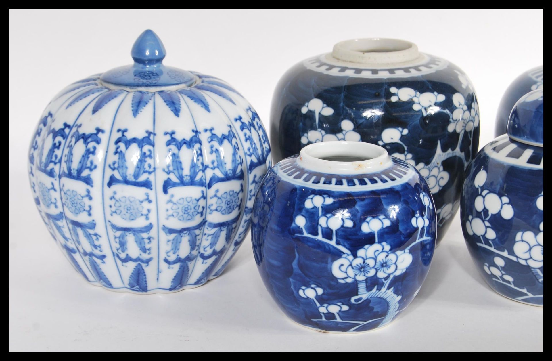A selection of graduating 20th Century Chinese ginger jars, having hand painted cherry blossoms on a - Bild 2 aus 5