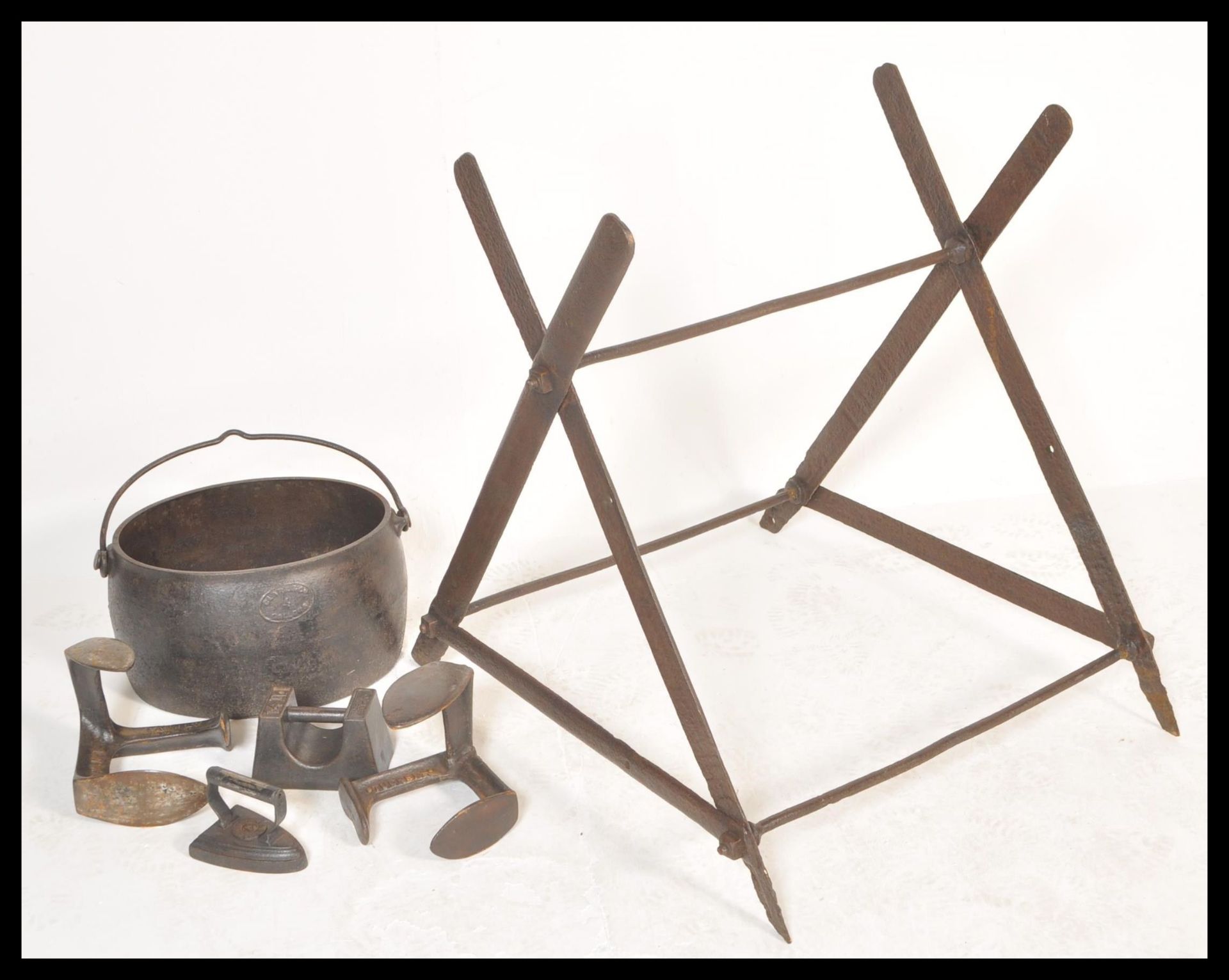 A vintage early 20th Century cast iron saw horse base together with a cast iron cooking pot and - Bild 2 aus 4