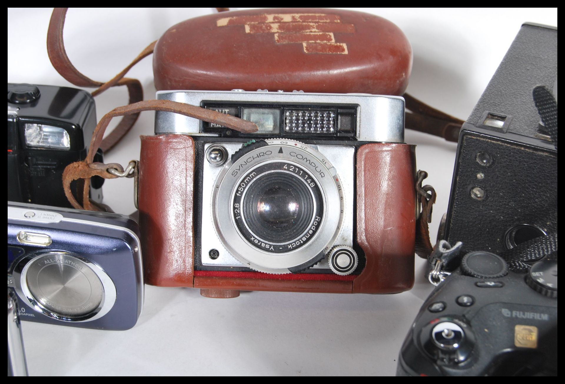 A collection of vintage and digital cameras to include a Polaroid 800 Land Camera, Kodak No2 - Bild 4 aus 5