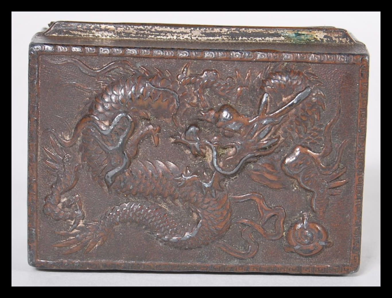 A 19th Century Chinese white metal snuff box / pill pot having relief decoration depicting a - Image 3 of 5