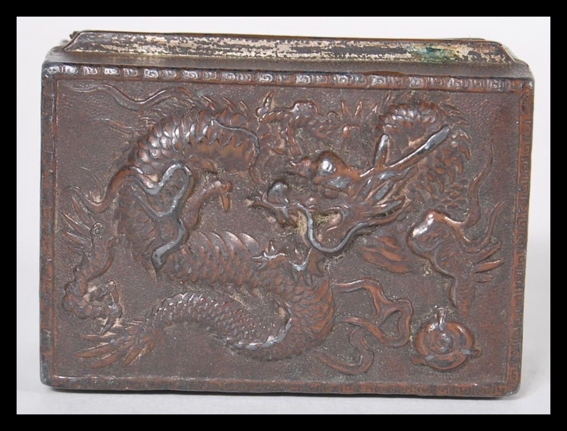 A 19th Century Chinese white metal snuff box / pill pot having relief decoration depicting a - Bild 3 aus 5