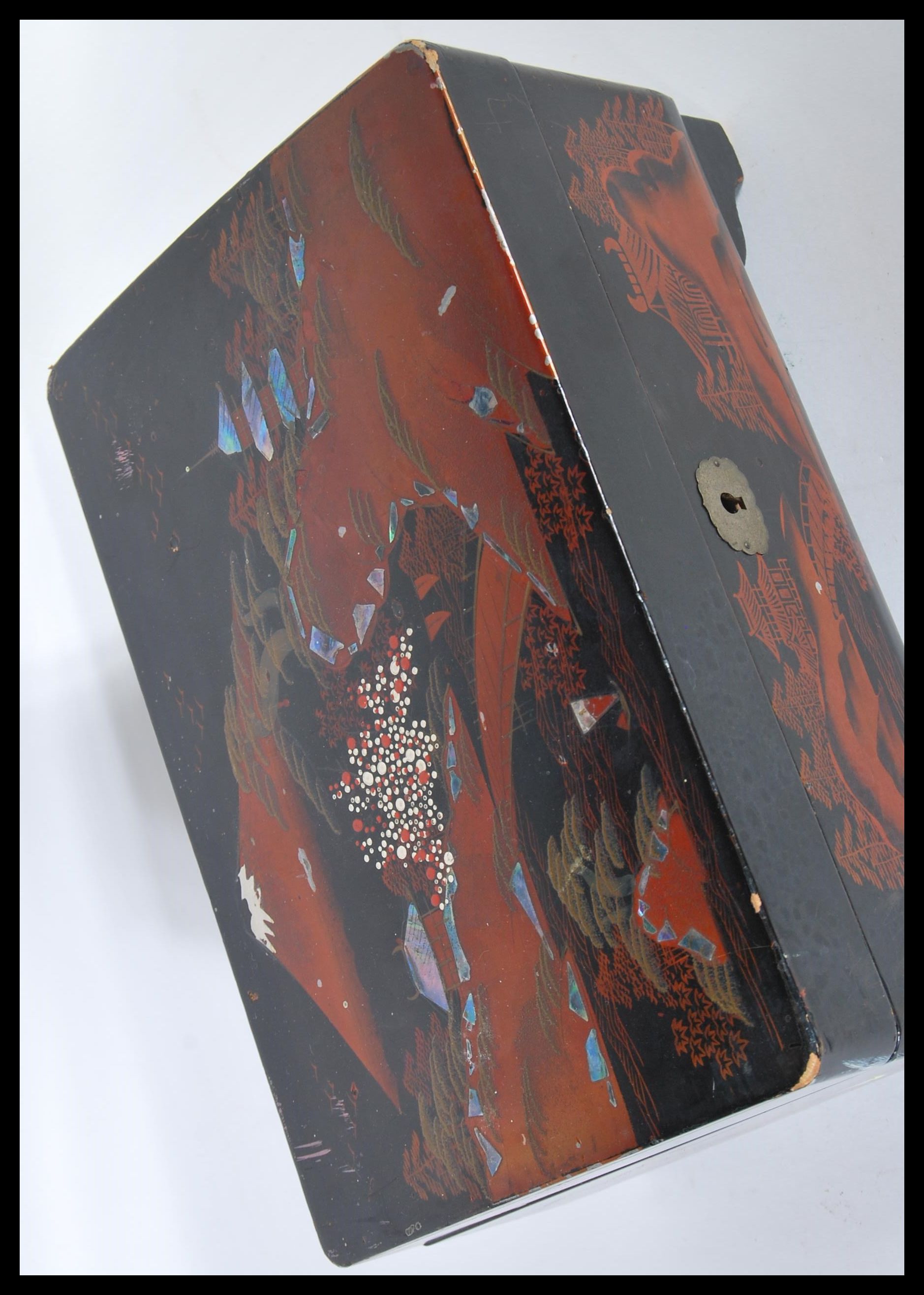 A 20th Century Japanese black lacquer jewellery box having hand painted and abalone shell inlaid - Image 2 of 6