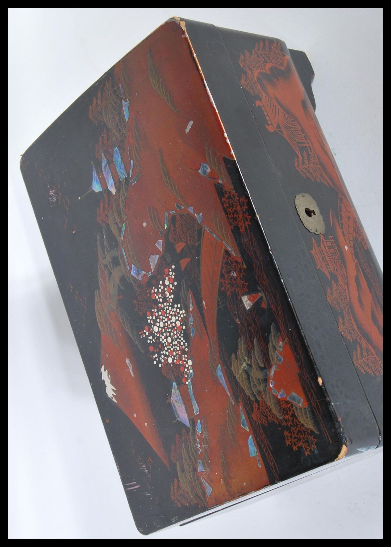 A 20th Century Japanese black lacquer jewellery box having hand painted and abalone shell inlaid - Bild 2 aus 6