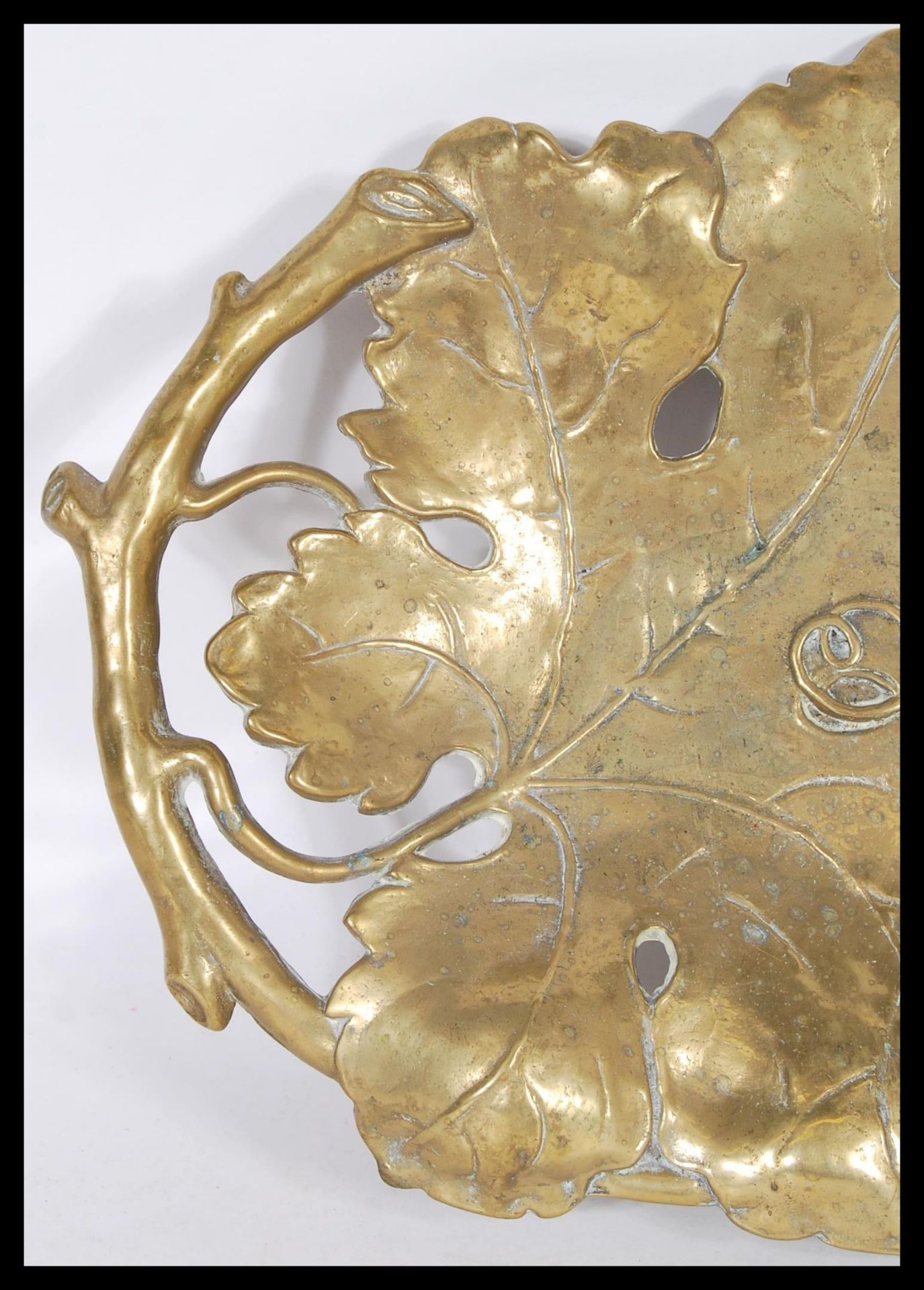 A19th Century Art Nouveau brass centrepiece card dish / desk tidy in the form of vine leaves with - Bild 2 aus 4