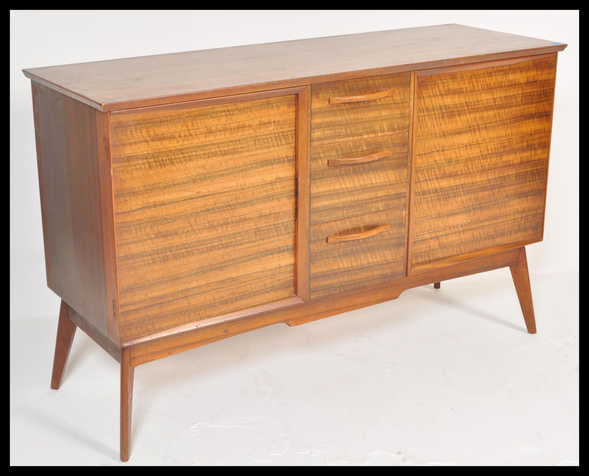 Alfred Cox - A  vintage 20th century oak sideboard credenza having a central bank of 3 drawers - Bild 3 aus 7