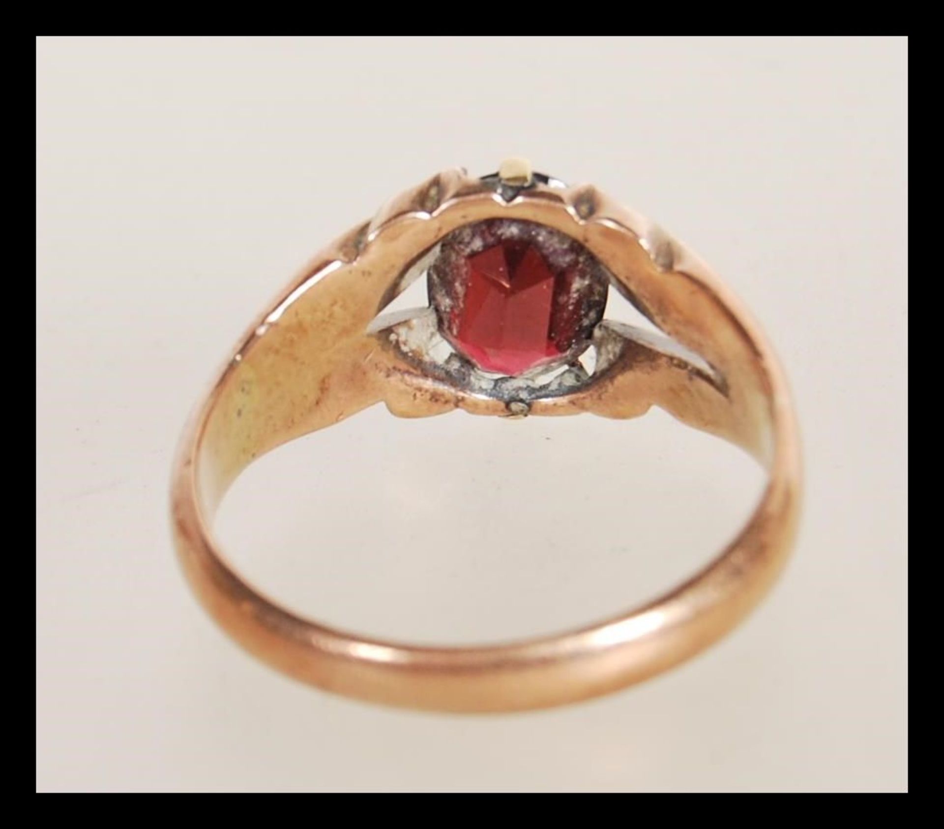 A hallmarked 9ct gold ring having a split shank design set with an oval cut garnet. Hallmarked - Bild 3 aus 4