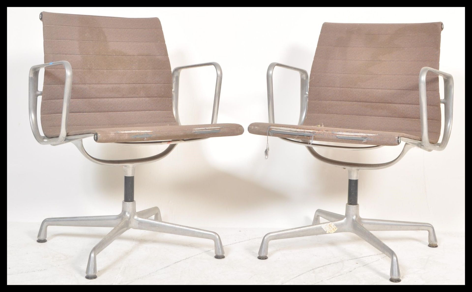 Charles & Ray Eames - Vitra - EA 107 - Aluminium Group - A pair of retro vintage swivel desk /