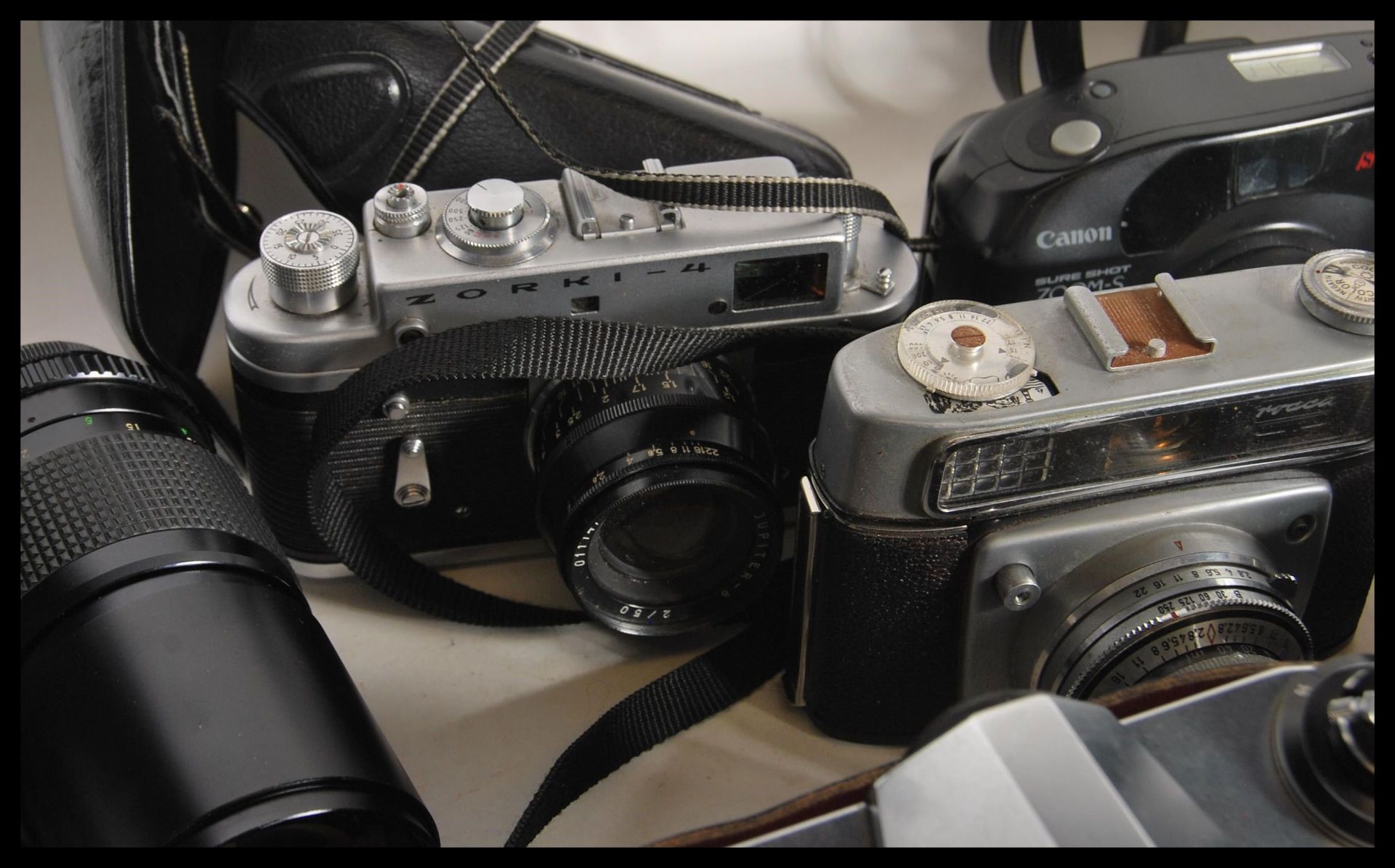 A collection of vintage film cameras and equipment to include a Zorki - 4, minister III, Canon - Bild 7 aus 20