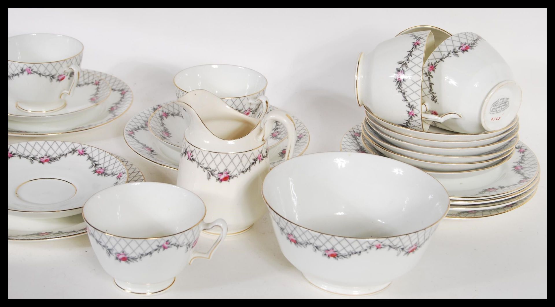 A 20th Century Paragon fine English bone china tea service in the Rose Garden pattern consisting - Bild 4 aus 5