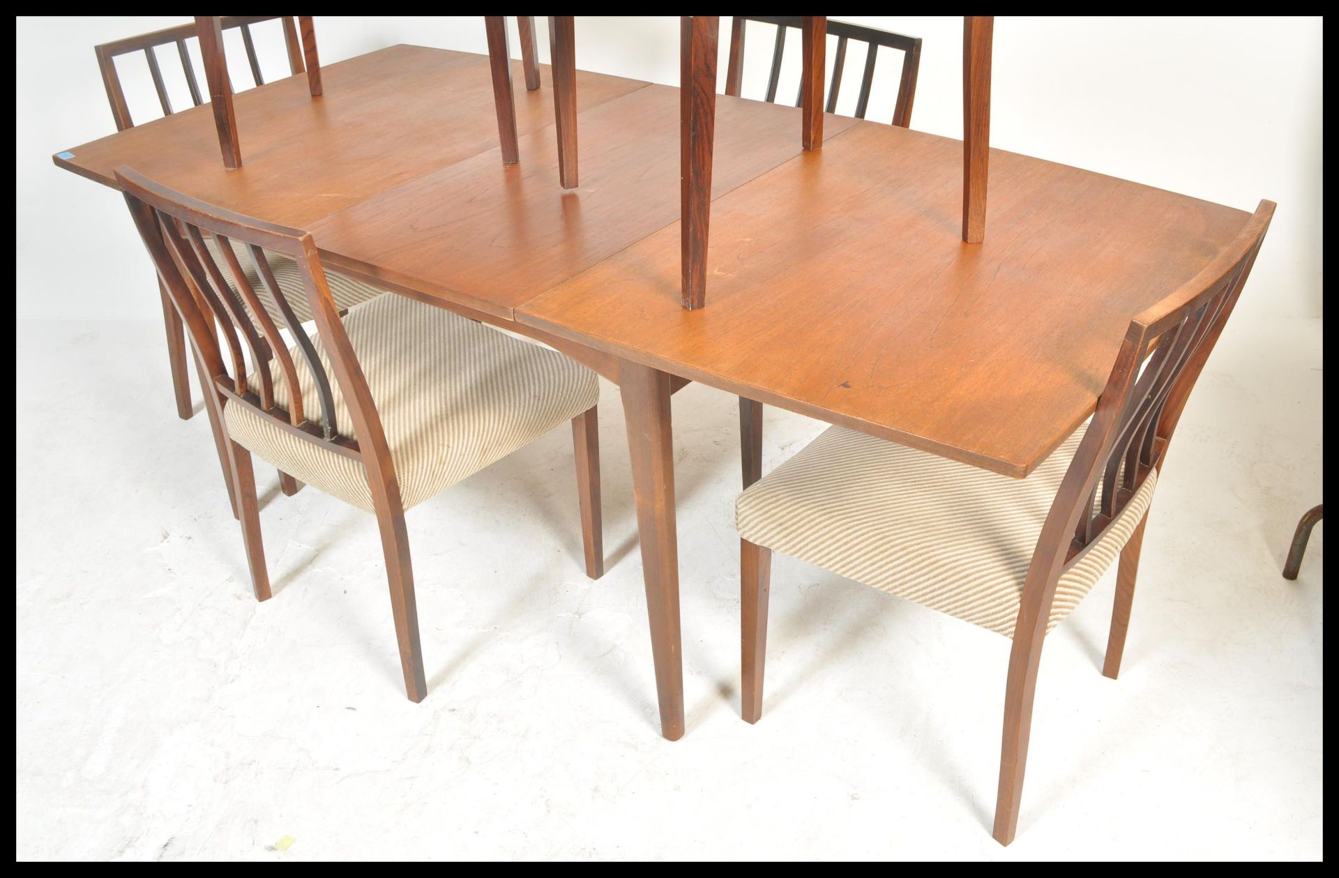 A vintage retro 20th Century teak Danish influence dining table suite with a set of six vintage teak - Bild 2 aus 5