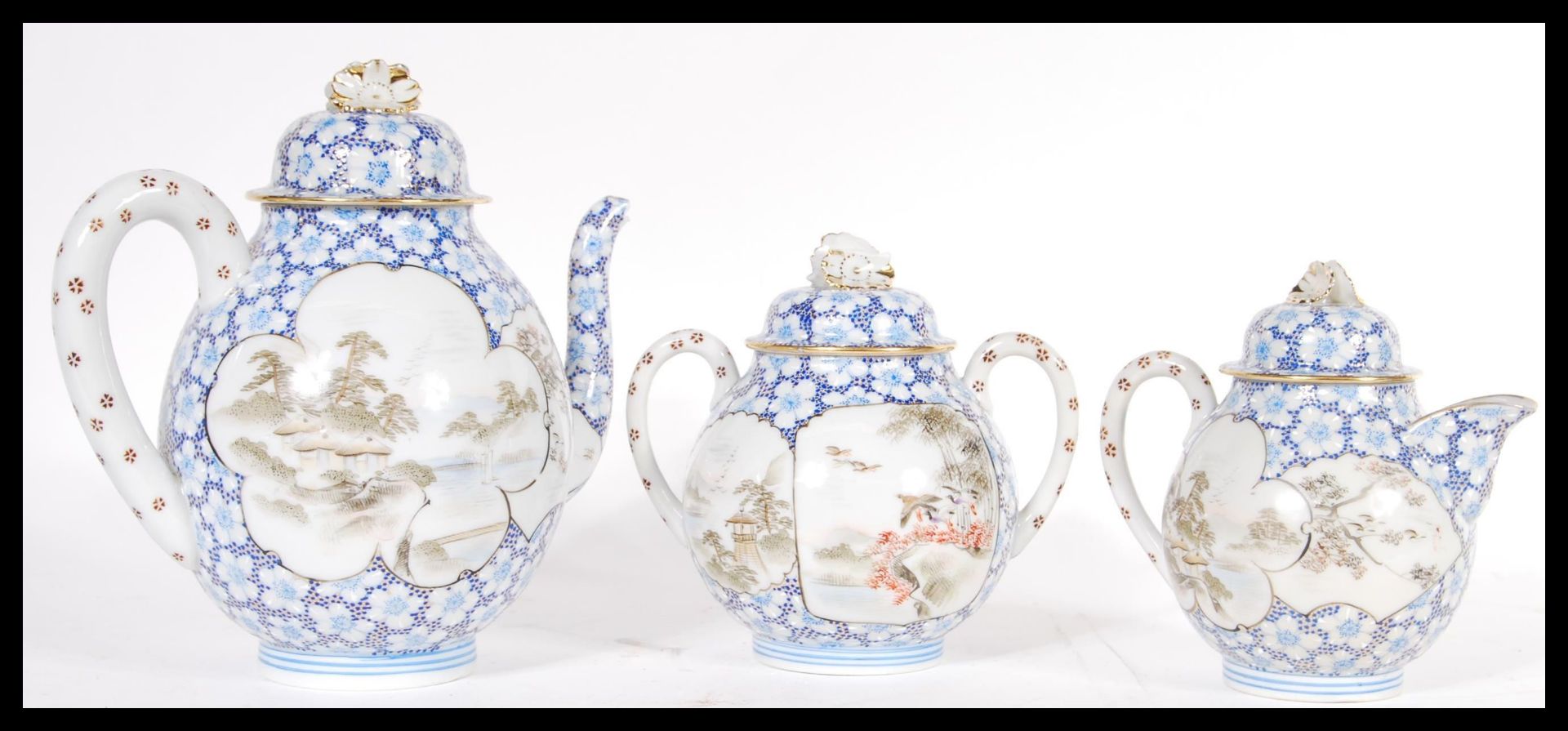 A 20th Century Japanese tea set consisting of hand painted cartouche tea pot, water jug and twin - Bild 2 aus 9