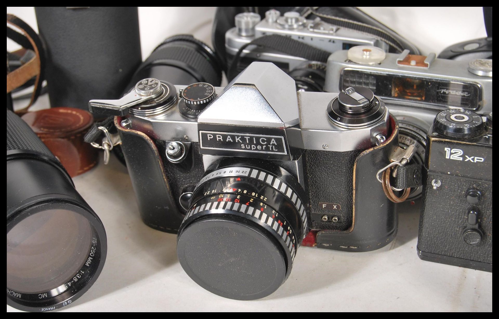 A collection of vintage film cameras and equipment to include a Zorki - 4, minister III, Canon - Bild 13 aus 20