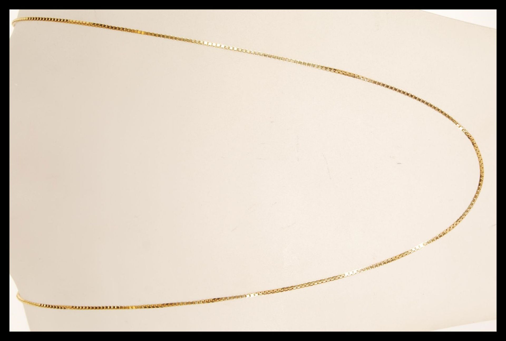 A hallmarked 9ct gold box link necklace chain having a bolt ring clasp. Weighs 7.8 grams, chain - Bild 2 aus 4