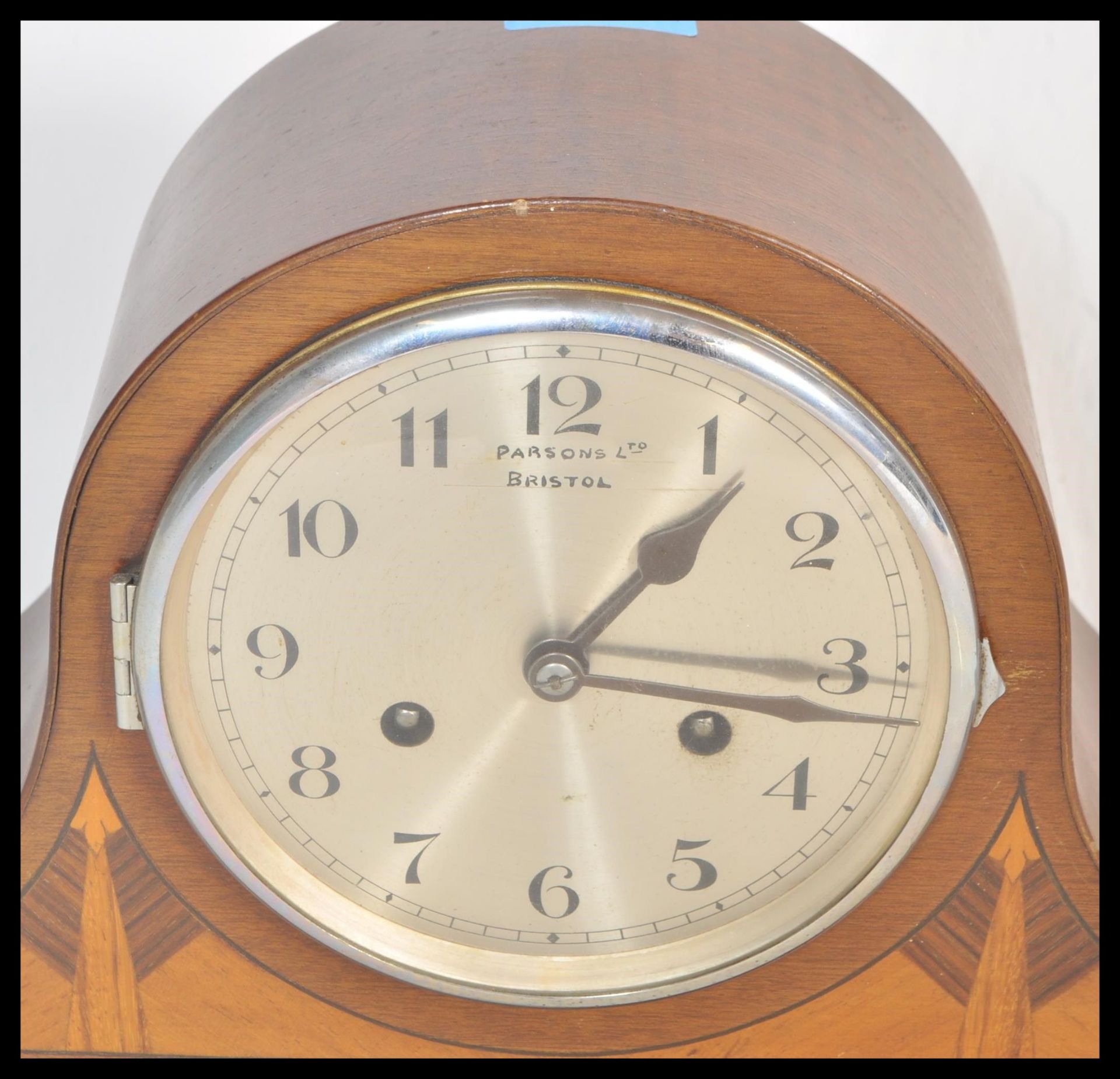 An early 20th Century Edwardian oak cased wall clock, silvered dial together with an inlaid mahogany - Bild 4 aus 5