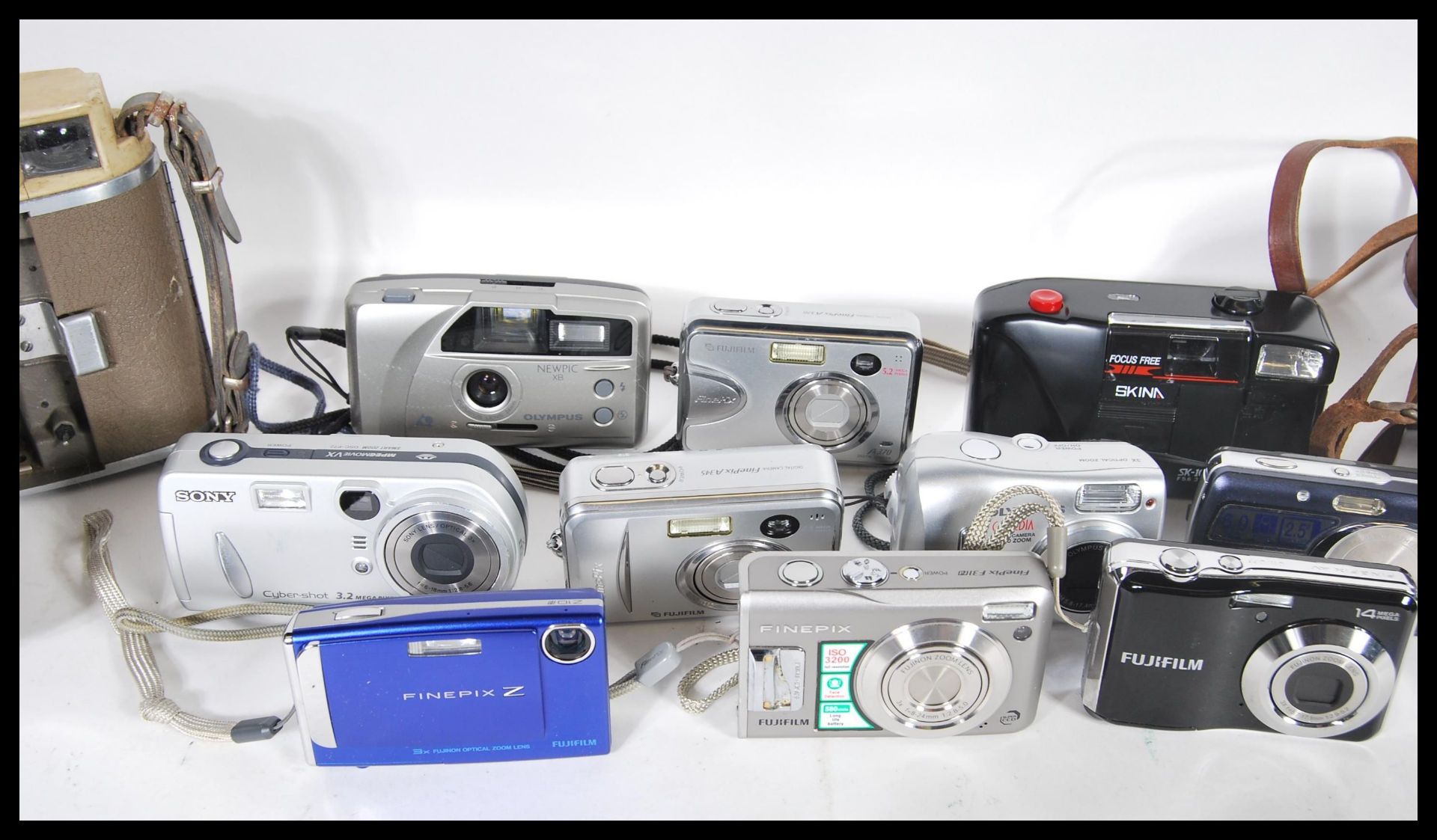 A collection of vintage and digital cameras to include a Polaroid 800 Land Camera, Kodak No2 - Bild 3 aus 5