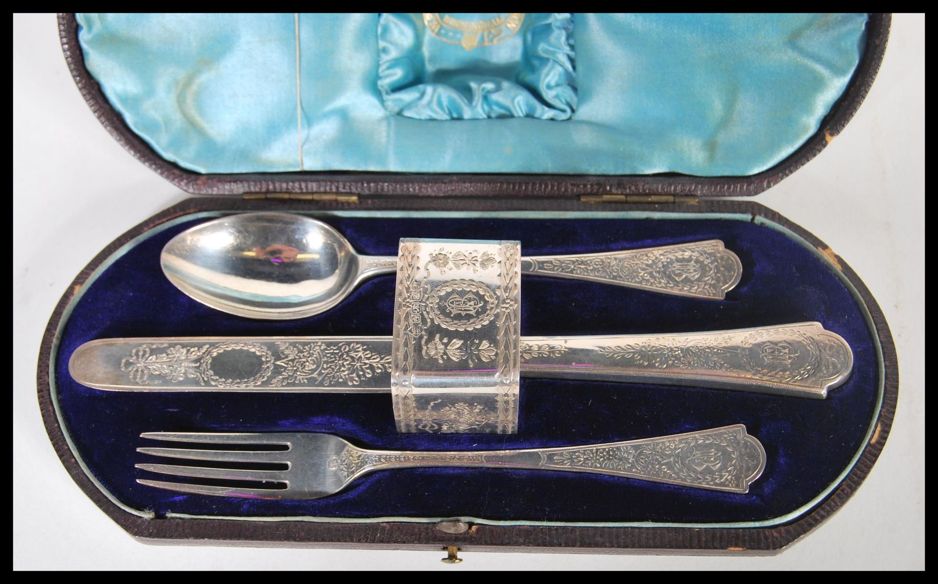 A silver hallmarked Victorian Christening cutlery set to include by Richard Martin & Ebenezer Hall - Bild 2 aus 4