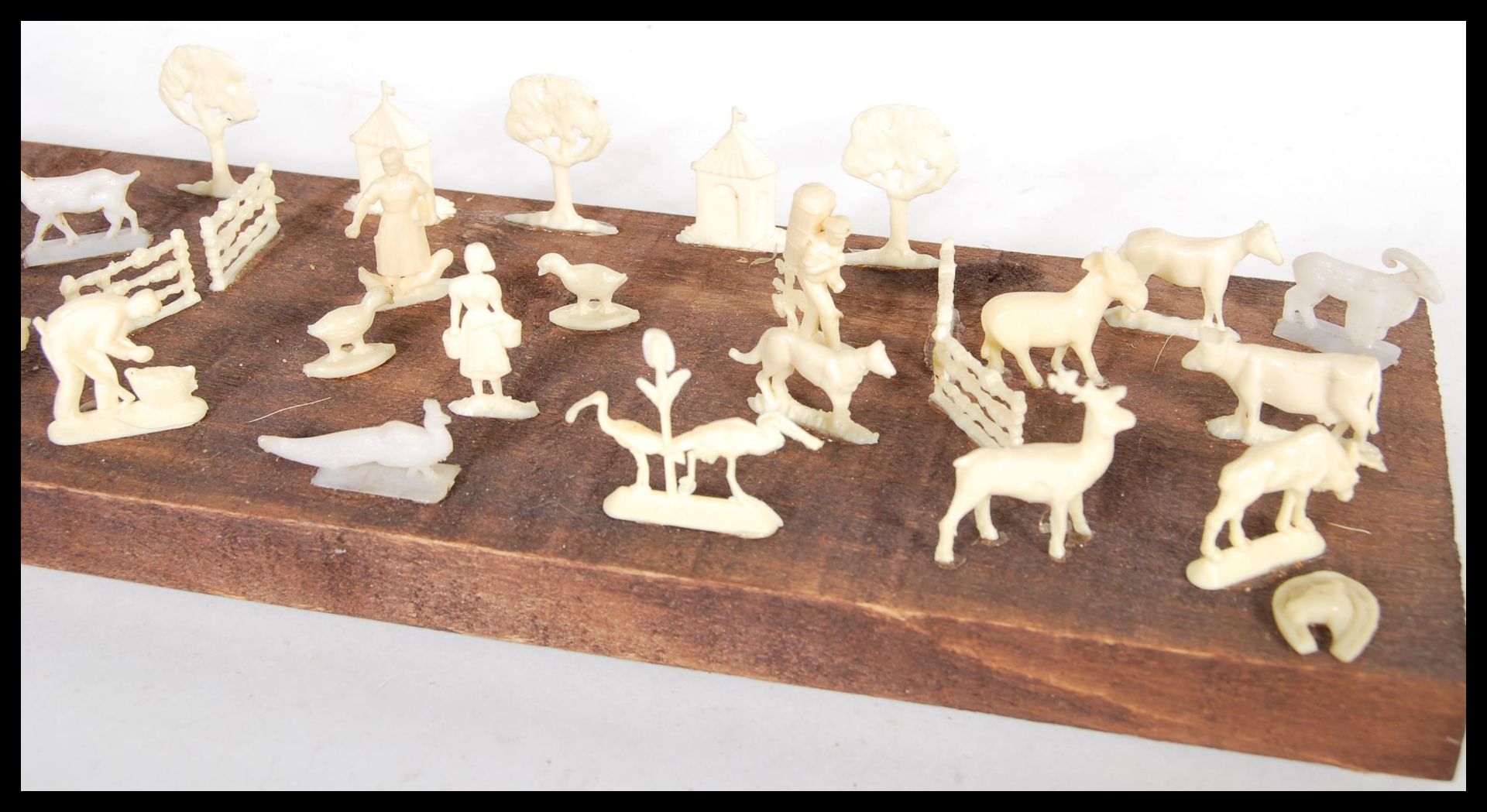A selection of white faux ivory cast resin figures of animals mounted on a stained wooden base along - Bild 5 aus 5