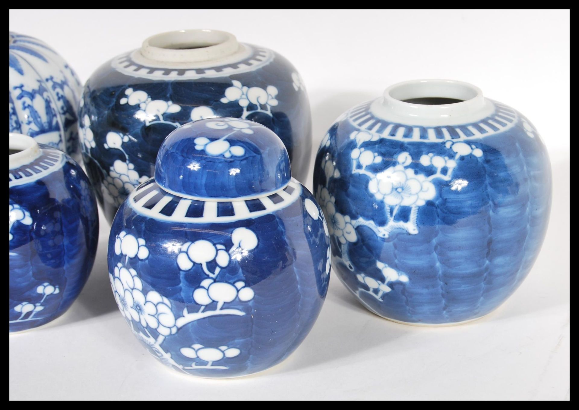 A selection of graduating 20th Century Chinese ginger jars, having hand painted cherry blossoms on a - Bild 3 aus 5