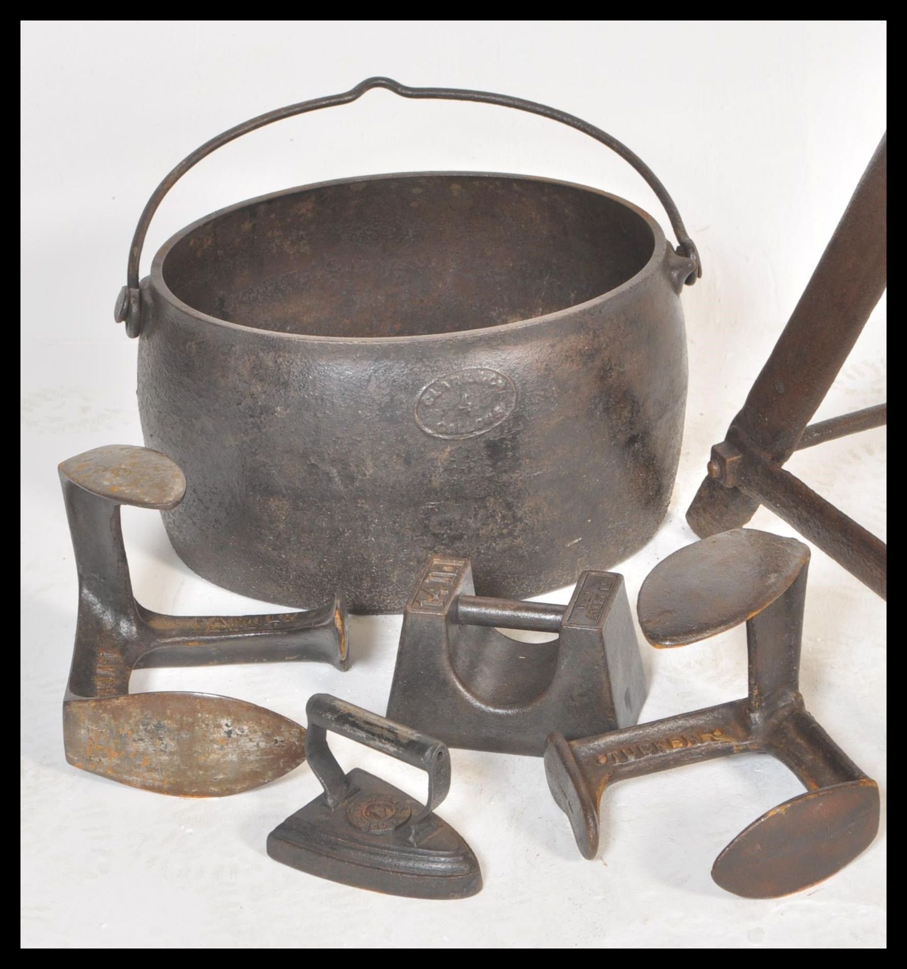 A vintage early 20th Century cast iron saw horse base together with a cast iron cooking pot and - Bild 3 aus 4