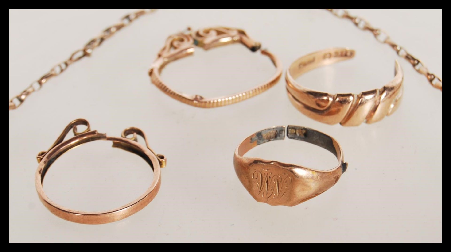 A collection of 9ct gold jewellery to include signet ring, a twist design ring, two coin casings and - Bild 2 aus 7