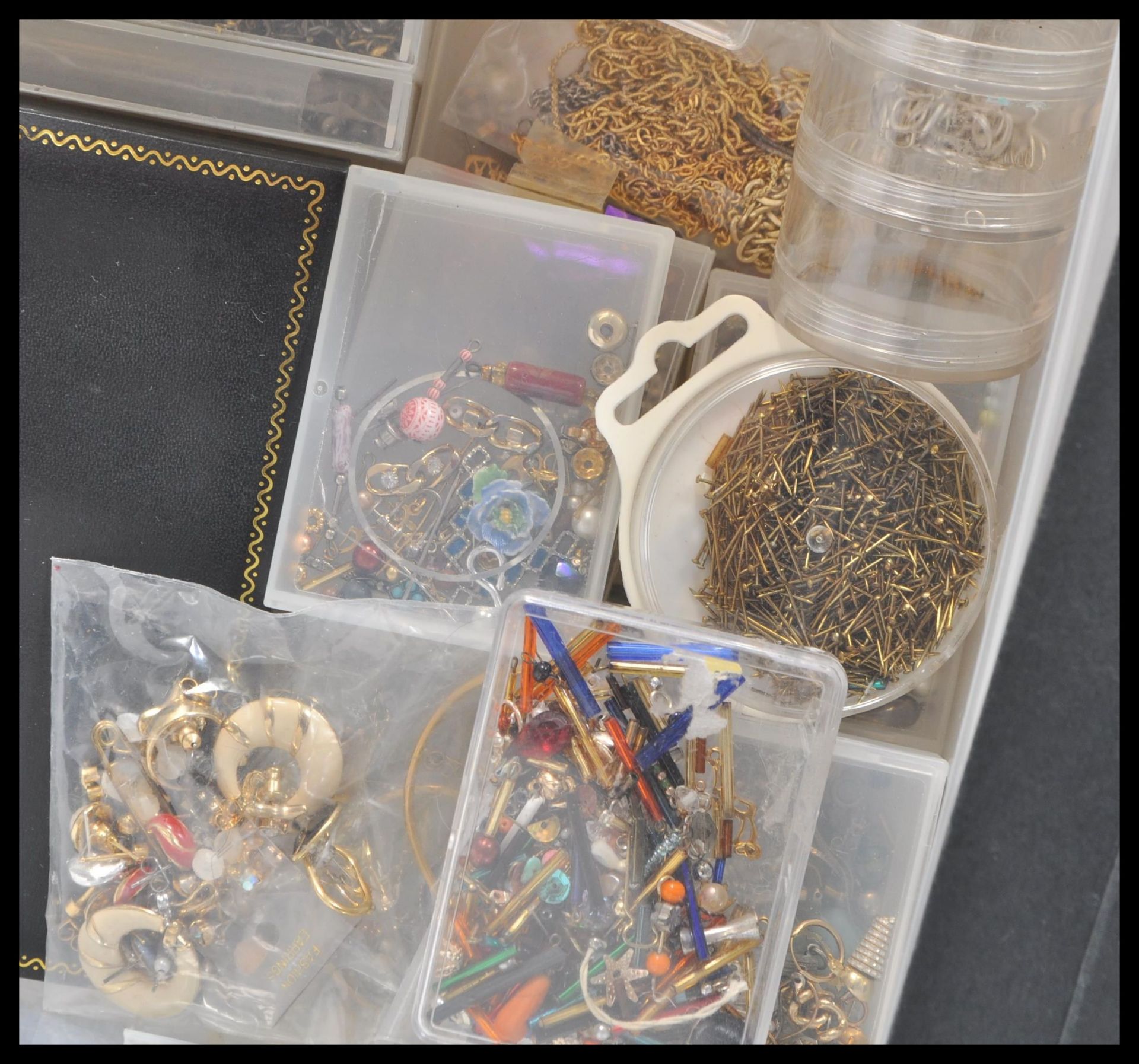 A large collection of vintage costume jewellery for jewellery making and repair including many - Bild 8 aus 8