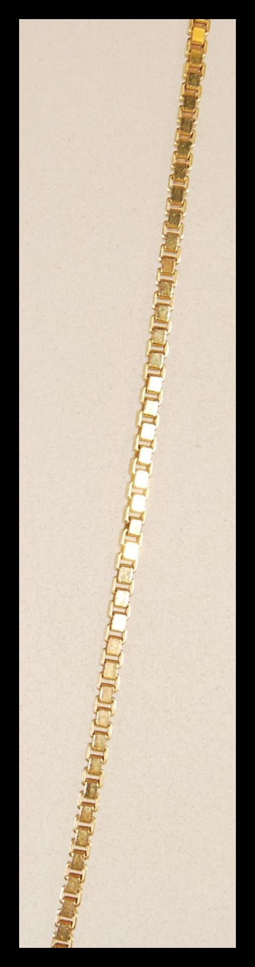 A hallmarked 9ct gold box link necklace chain having a bolt ring clasp. Weighs 7.8 grams, chain - Bild 3 aus 4