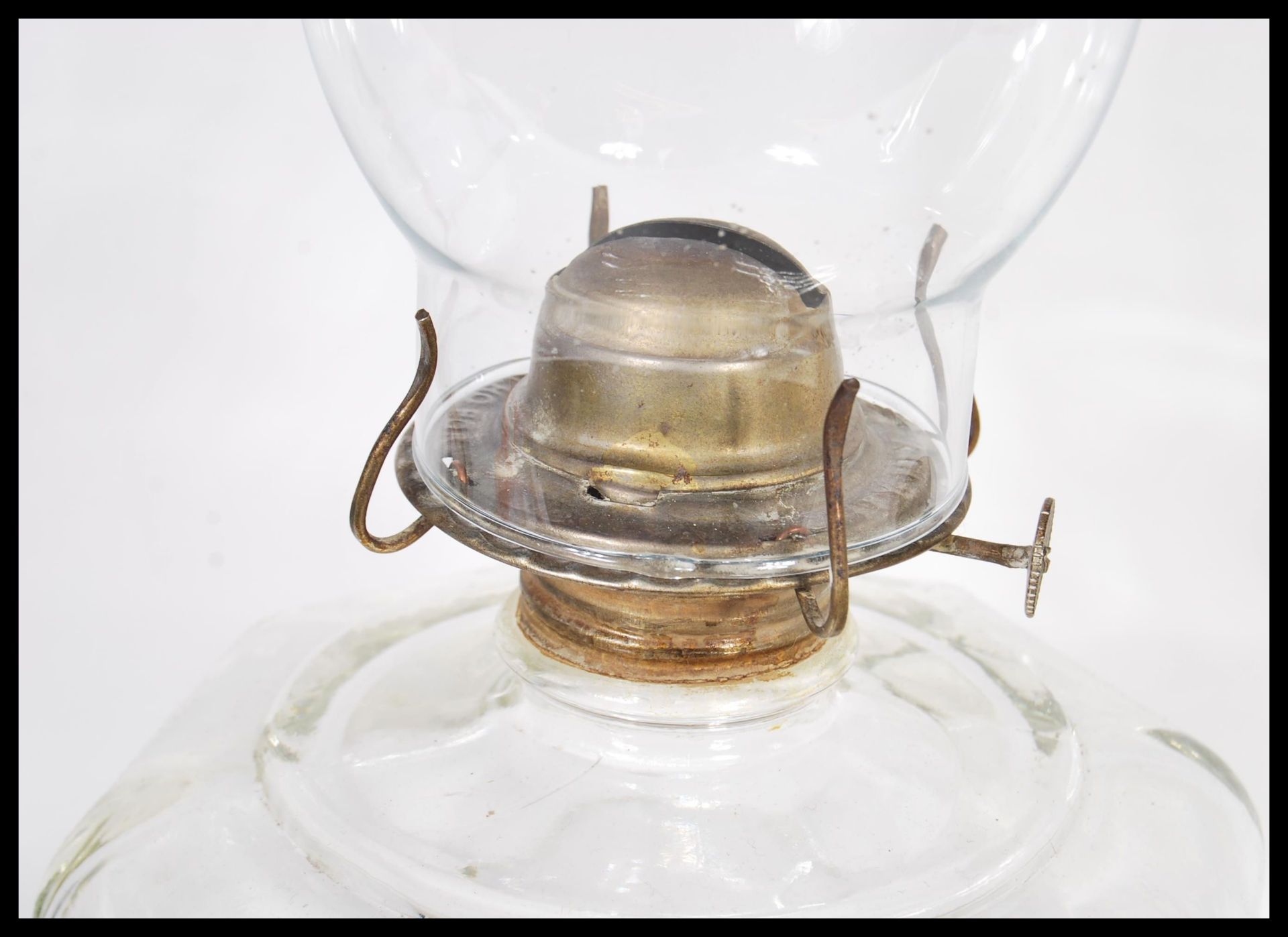 An late 19th / early 20th Century oil lamp having a clear glass and brass fittings with a flu - Bild 3 aus 4