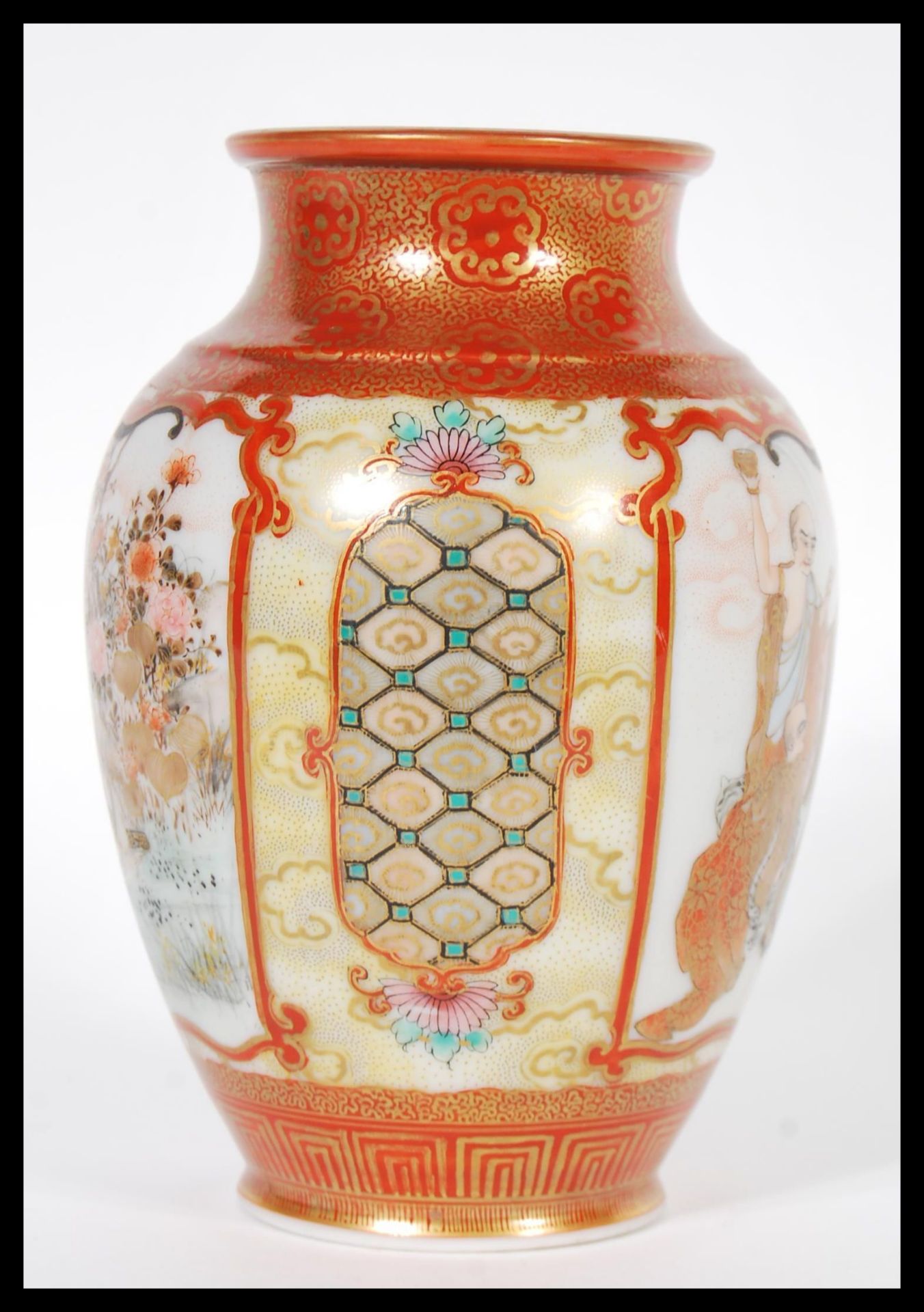 A 19th Century Japanese Kutani Meiji period Satsuma ware vase of globular form having detailed - Bild 2 aus 5