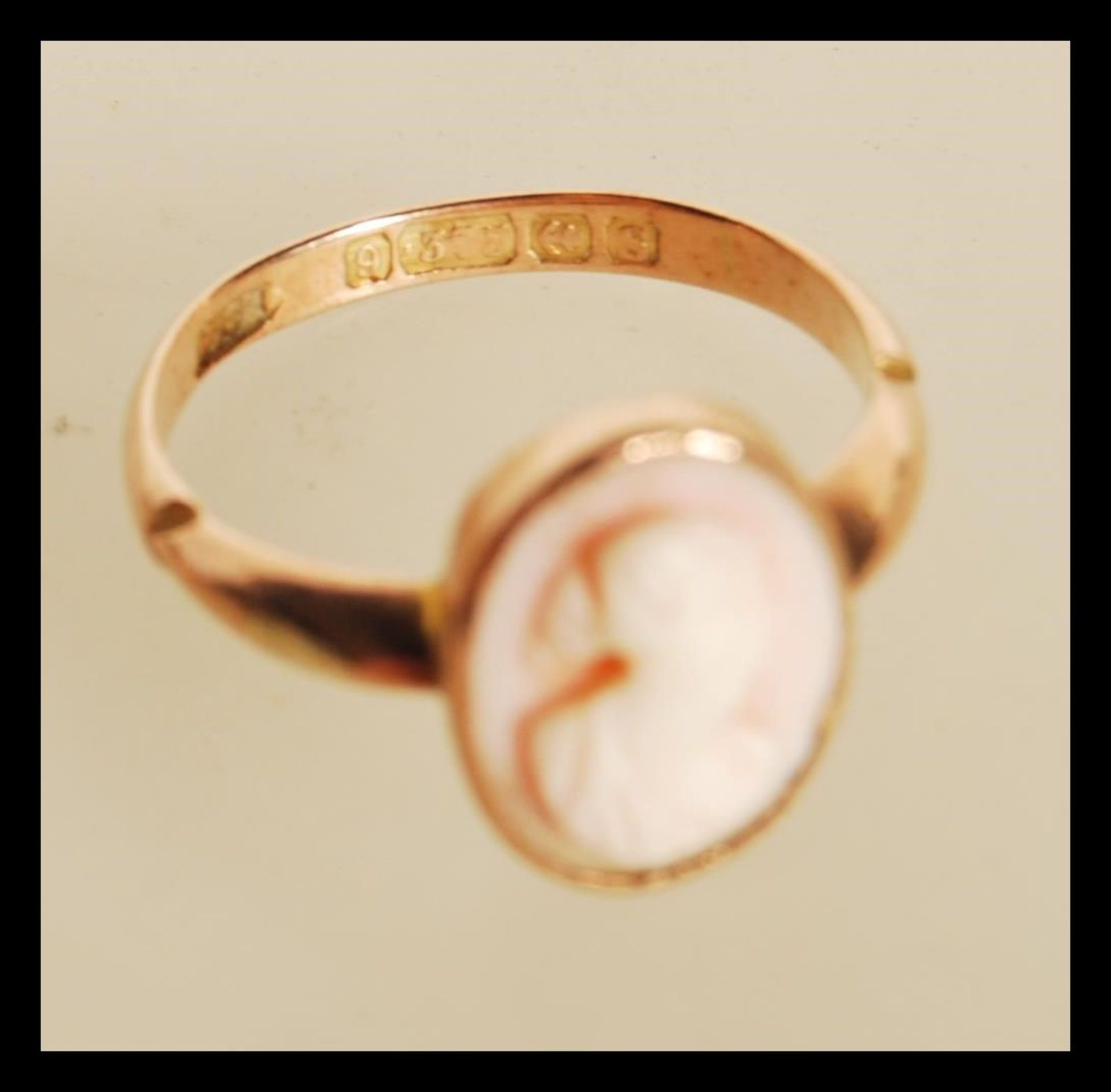 A hallmarked 9ct gold ring set with a pink and white stone oval cameo, hallmarked Birmingham 1967 ( - Bild 4 aus 5