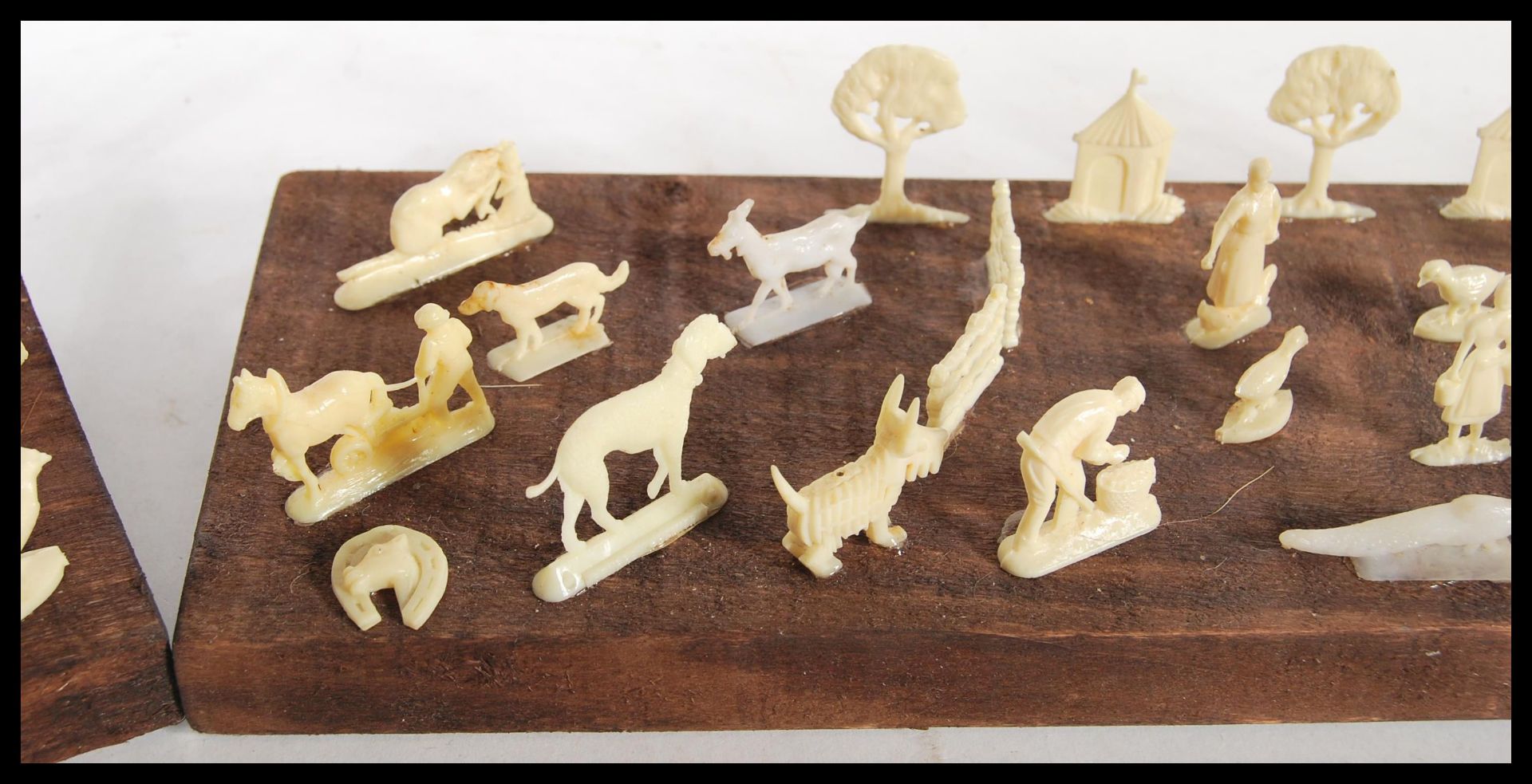 A selection of white faux ivory cast resin figures of animals mounted on a stained wooden base along - Bild 4 aus 5