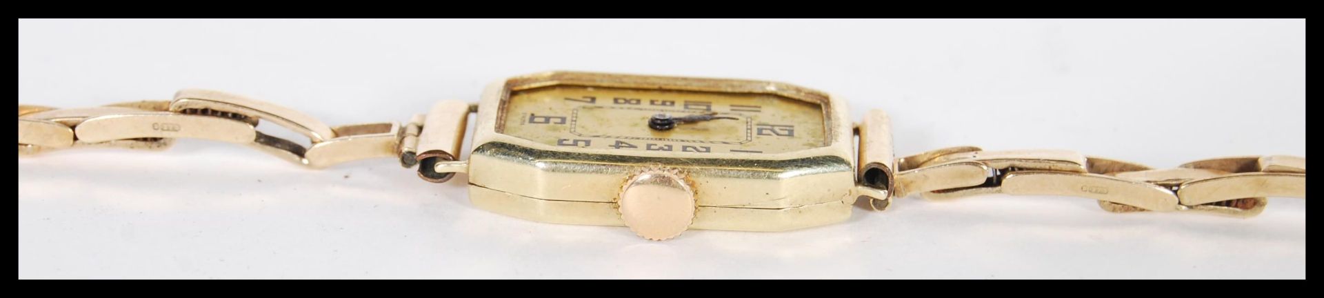 A stamped 9ct gold early 20th Century Art Deco cocktail watch having a rectangular face with a - Bild 2 aus 5