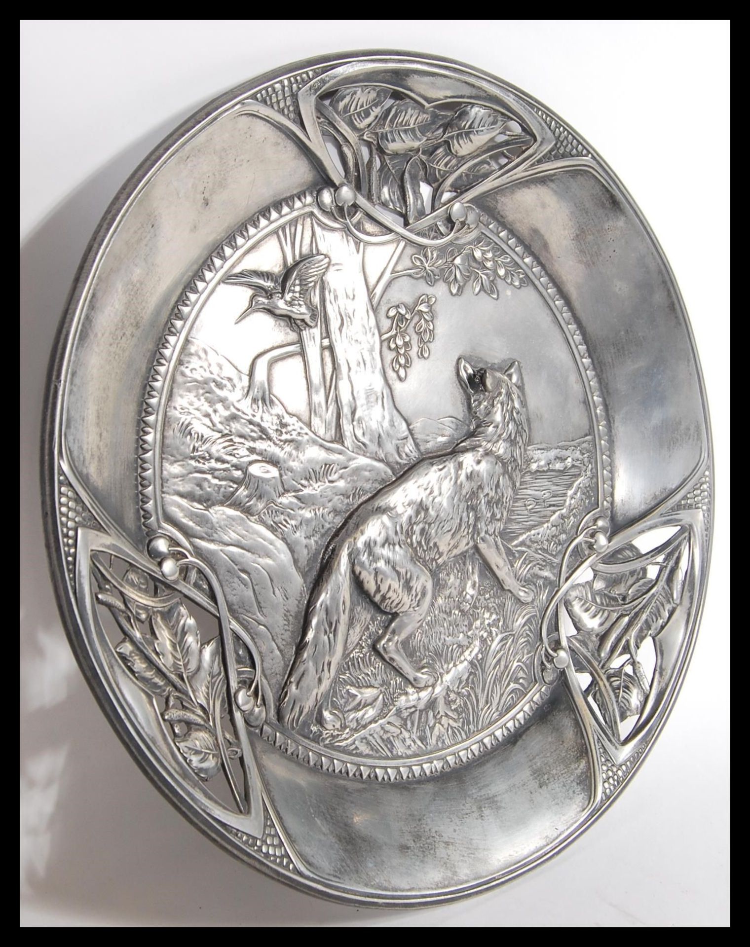 A 20th Century pewter wall charger having a raised scene of a fox in woodland with a bird flying - Bild 2 aus 4