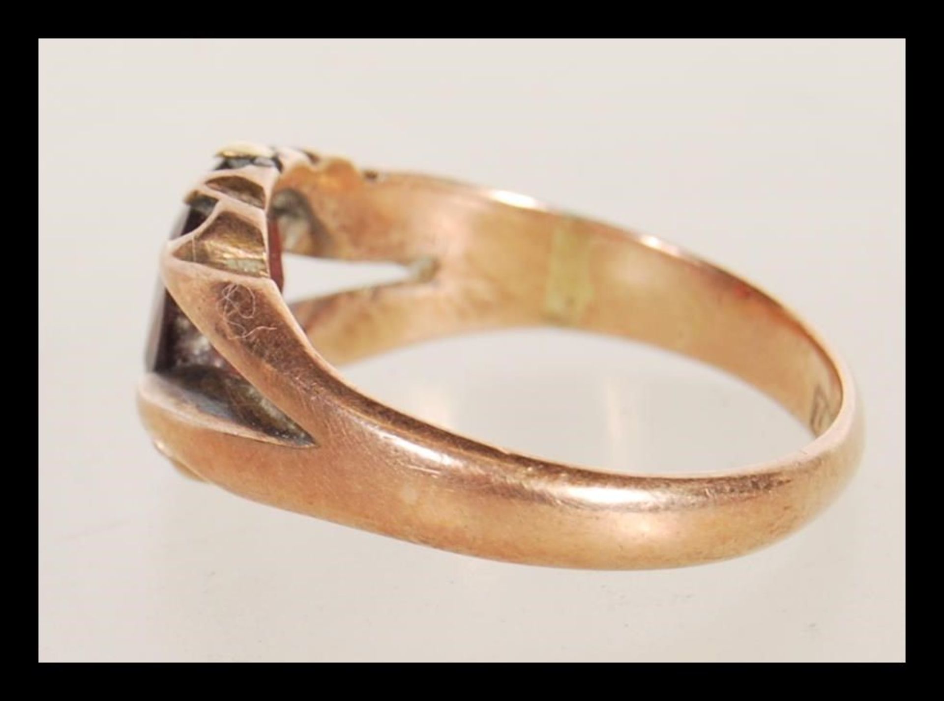 A hallmarked 9ct gold ring having a split shank design set with an oval cut garnet. Hallmarked - Bild 2 aus 4