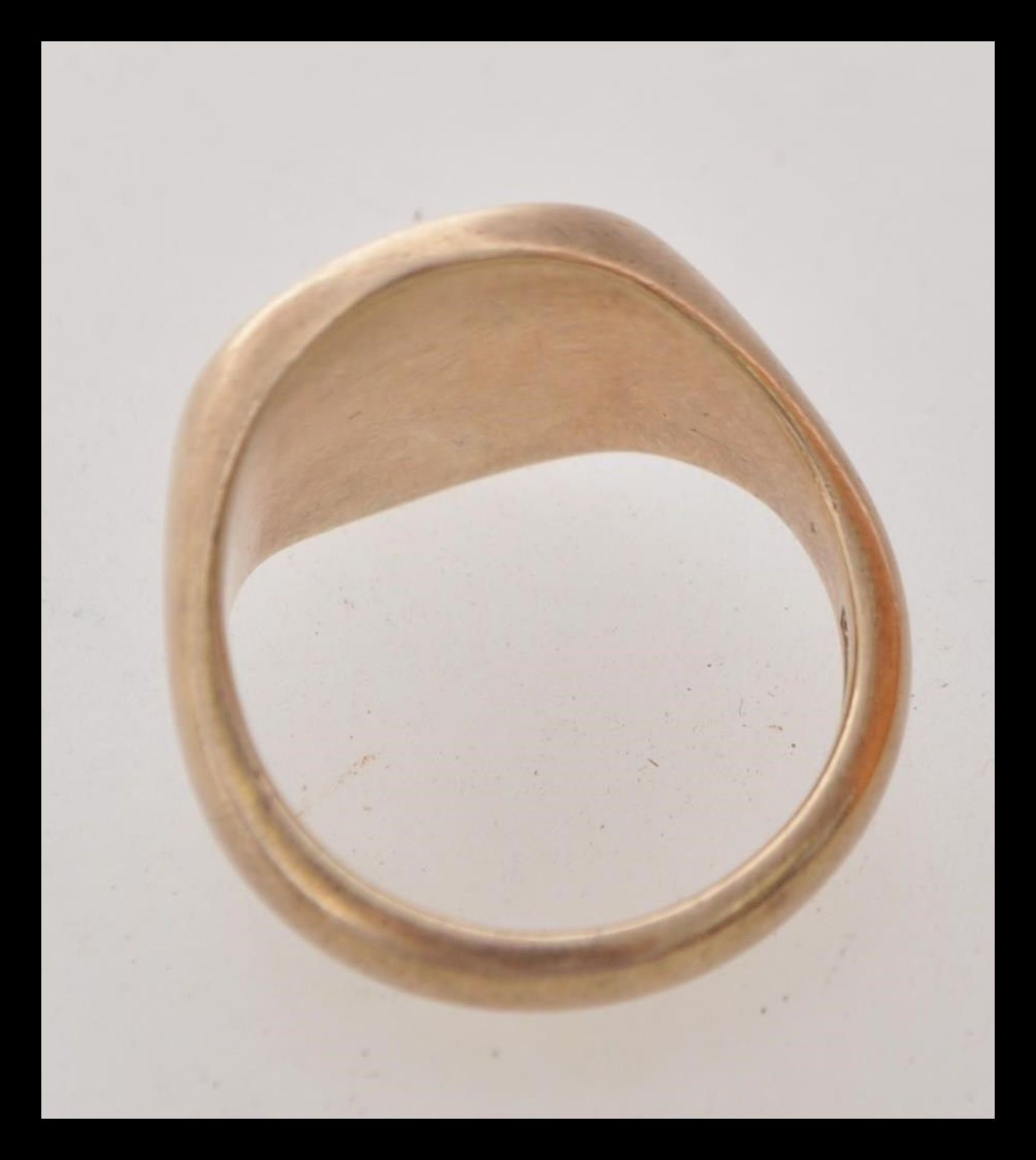 A hallmarked 9ct gold signet ring with a circular cartouche engraved with initials. Hallmarked - Bild 2 aus 3