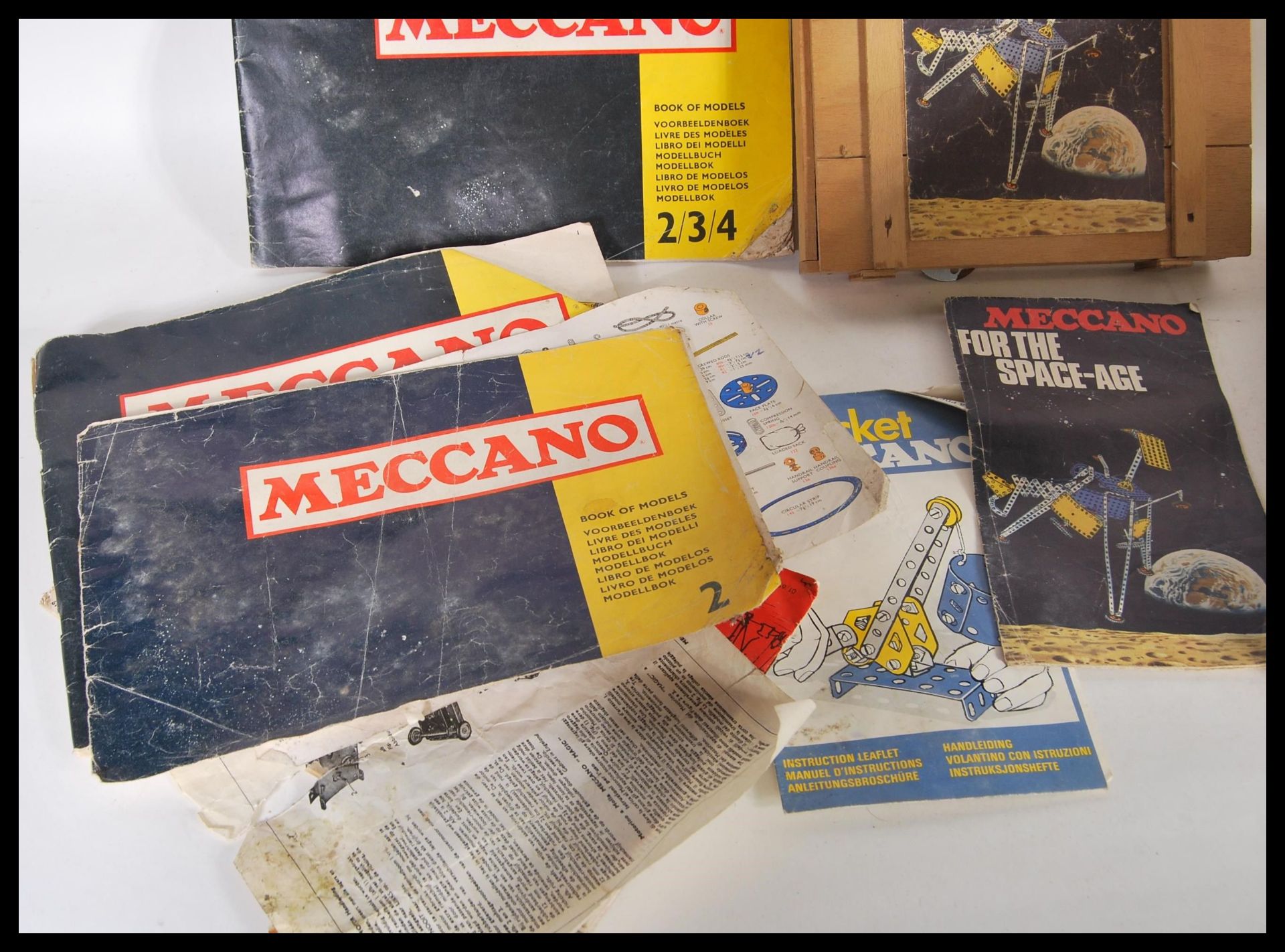 A COLLECTION OF VINTAGE MECCANO INCLUDING SPACE AGE PIECES - Bild 2 aus 3