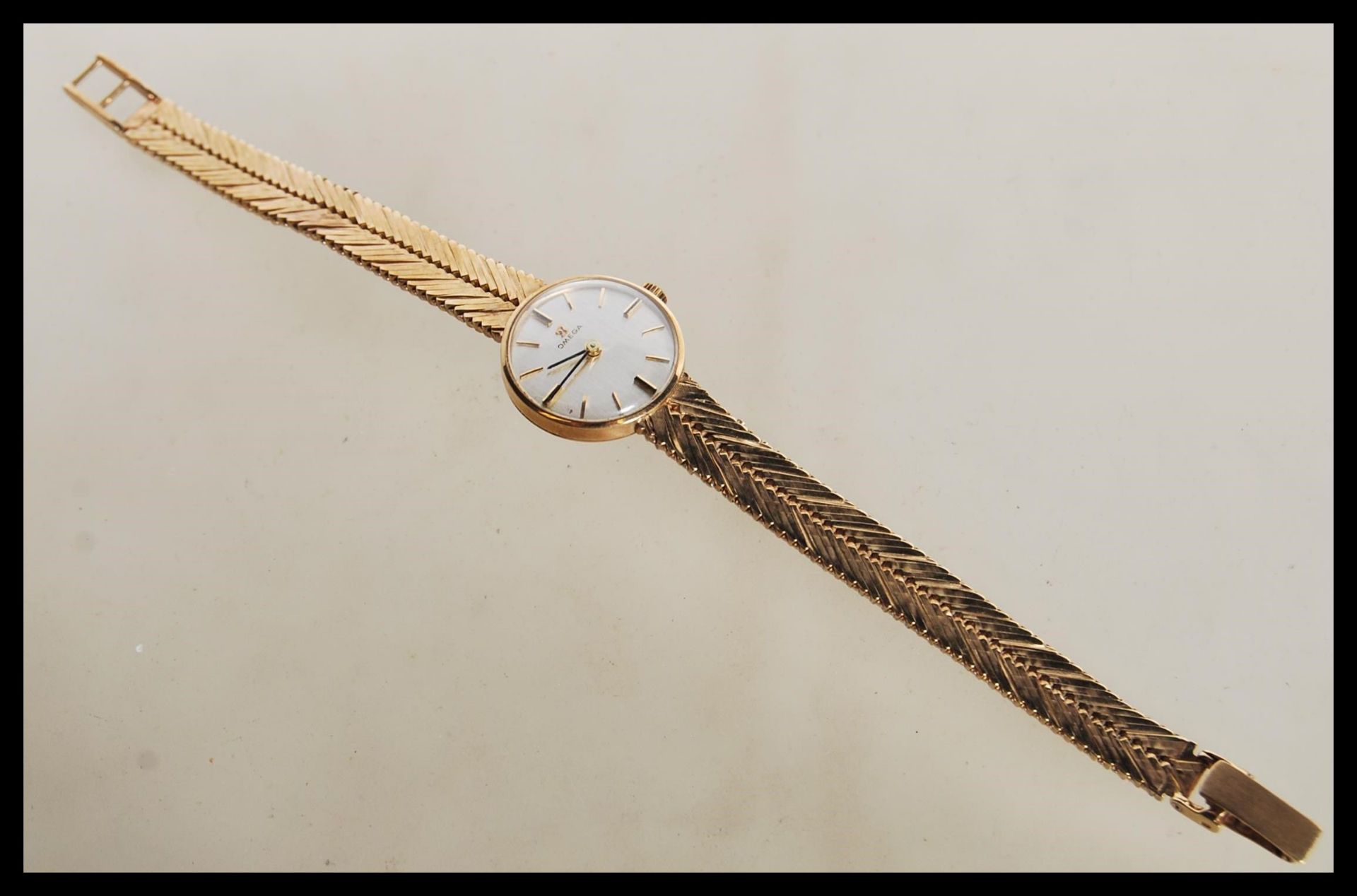 A vintage boxed Omega 9ct gold ladies watch set to a 9ct gold herringbone watch bracelet strap. - Bild 4 aus 5
