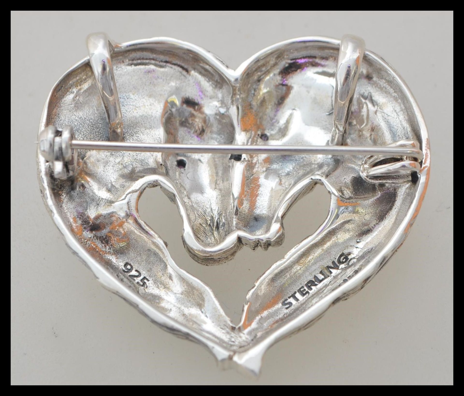 A stamped 925 silver heart brooch in the form of two horses having red stone eyes. Weight 19.1g. - Bild 2 aus 2