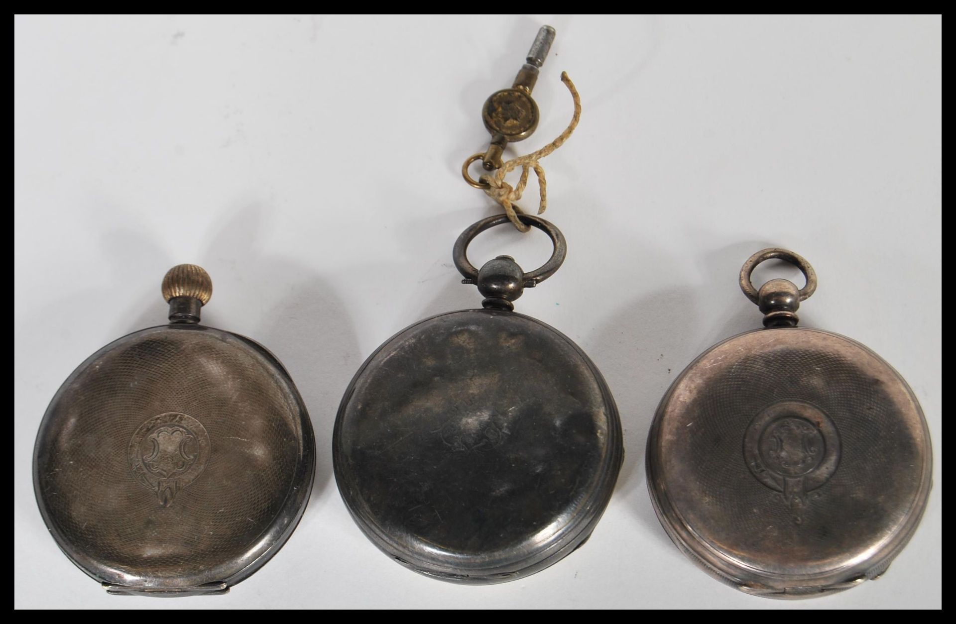 A collection of three vintage 20th Century silver open face pocket watches having white enamelled - Bild 3 aus 7