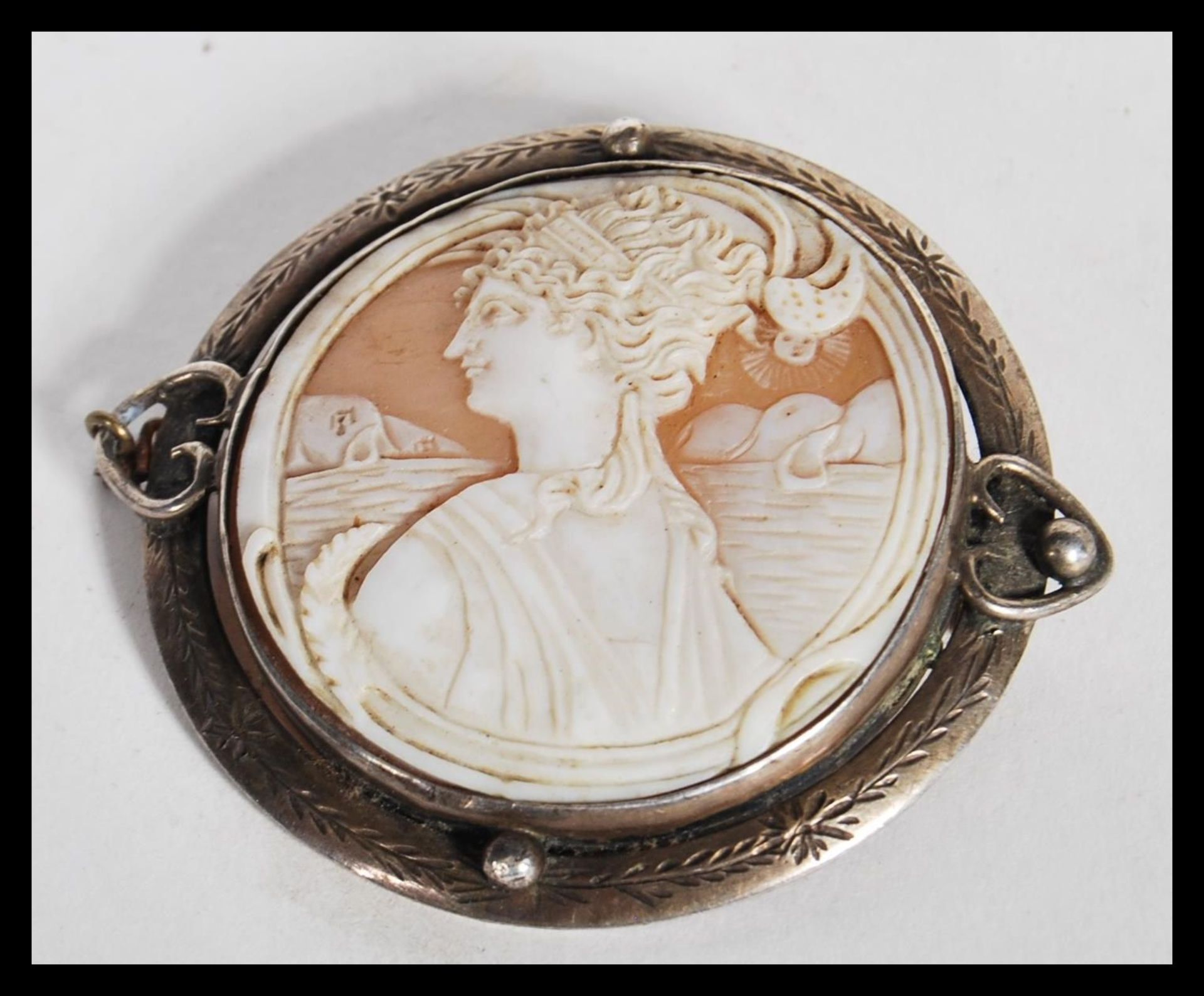 A group of hallmarked silver and sterling silver jewellery to include brooches, cameo, Scottish - Bild 6 aus 7