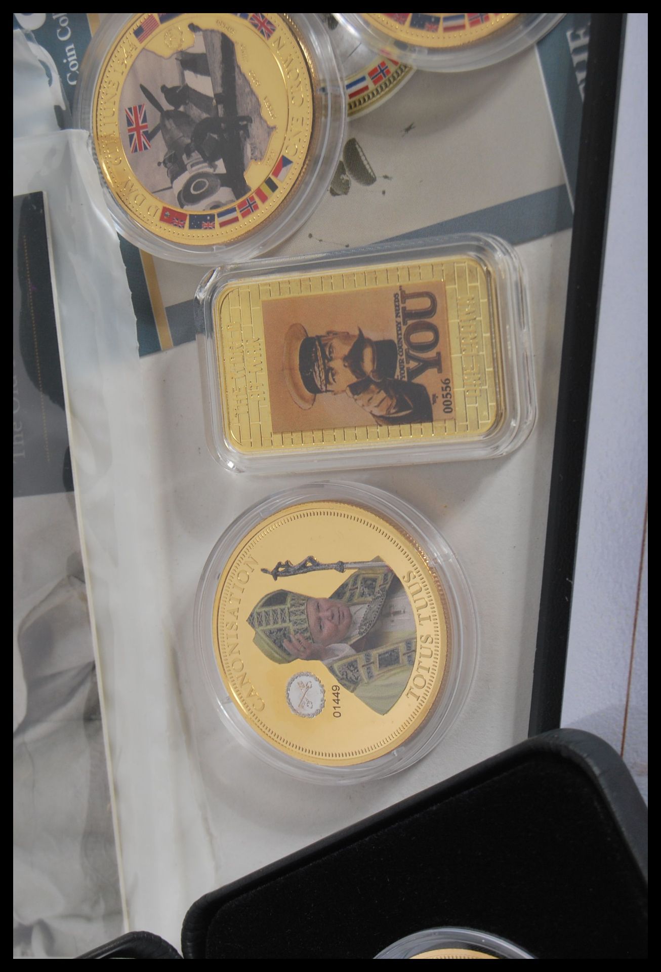 A collection of gold plated commemorative crowns to include five military related coins in coin - Bild 3 aus 6