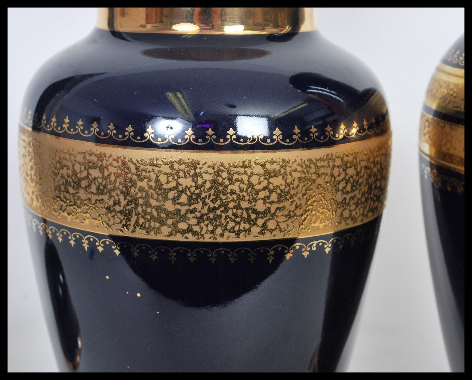 A 20th Century hand painted vase and matching lidded urn by the Royal Porzellan Bavaria KPM - Bild 3 aus 6