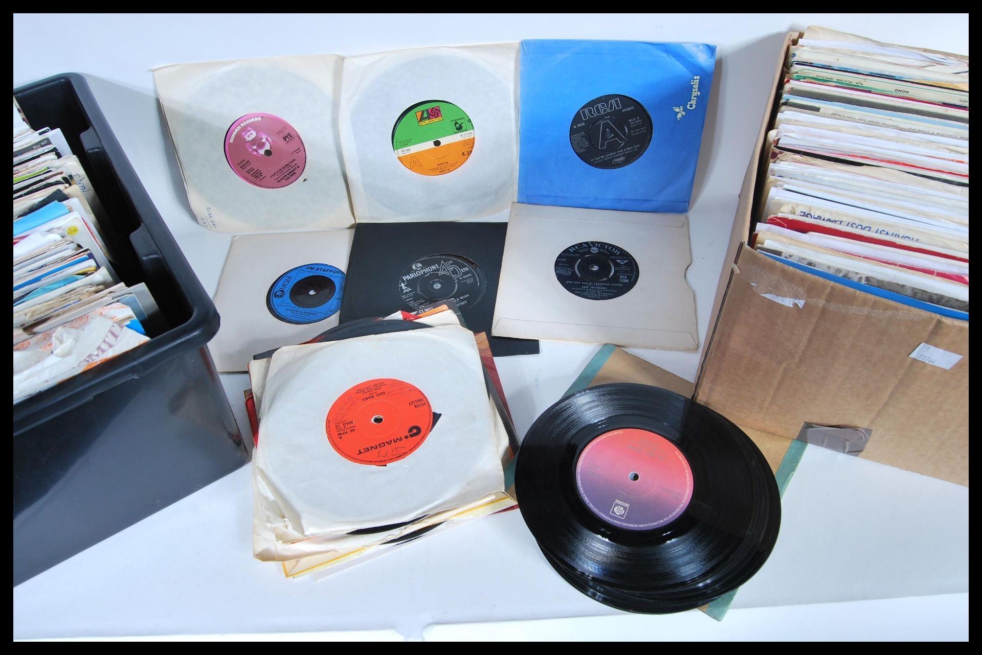 A good collection of 45rpm 7" vinyl singles featuring many different artists dating from the 1960's, - Bild 2 aus 4