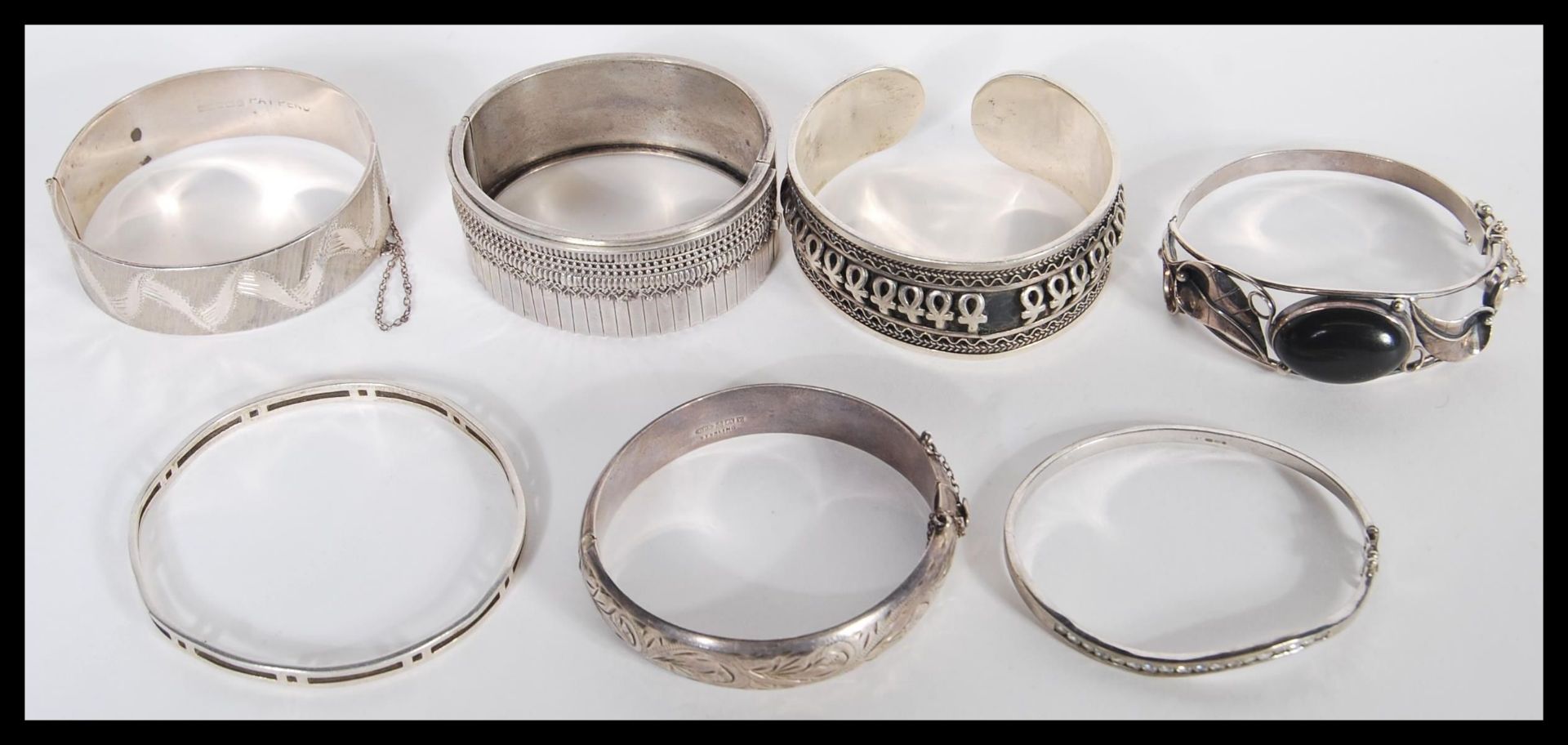 A group of seven silver hallmarked and sterling silver bangle bracelets two include a large - Bild 5 aus 5