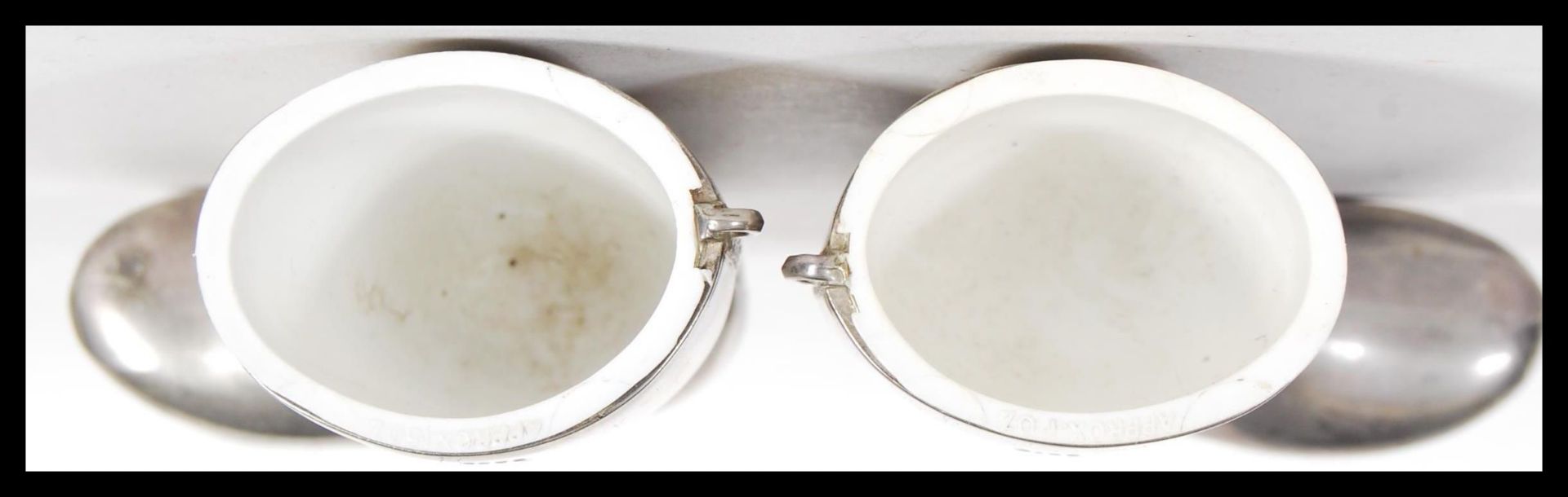 A pair of 20th century silver plated boot measures for spirits. Complete with the white inner - Bild 3 aus 4