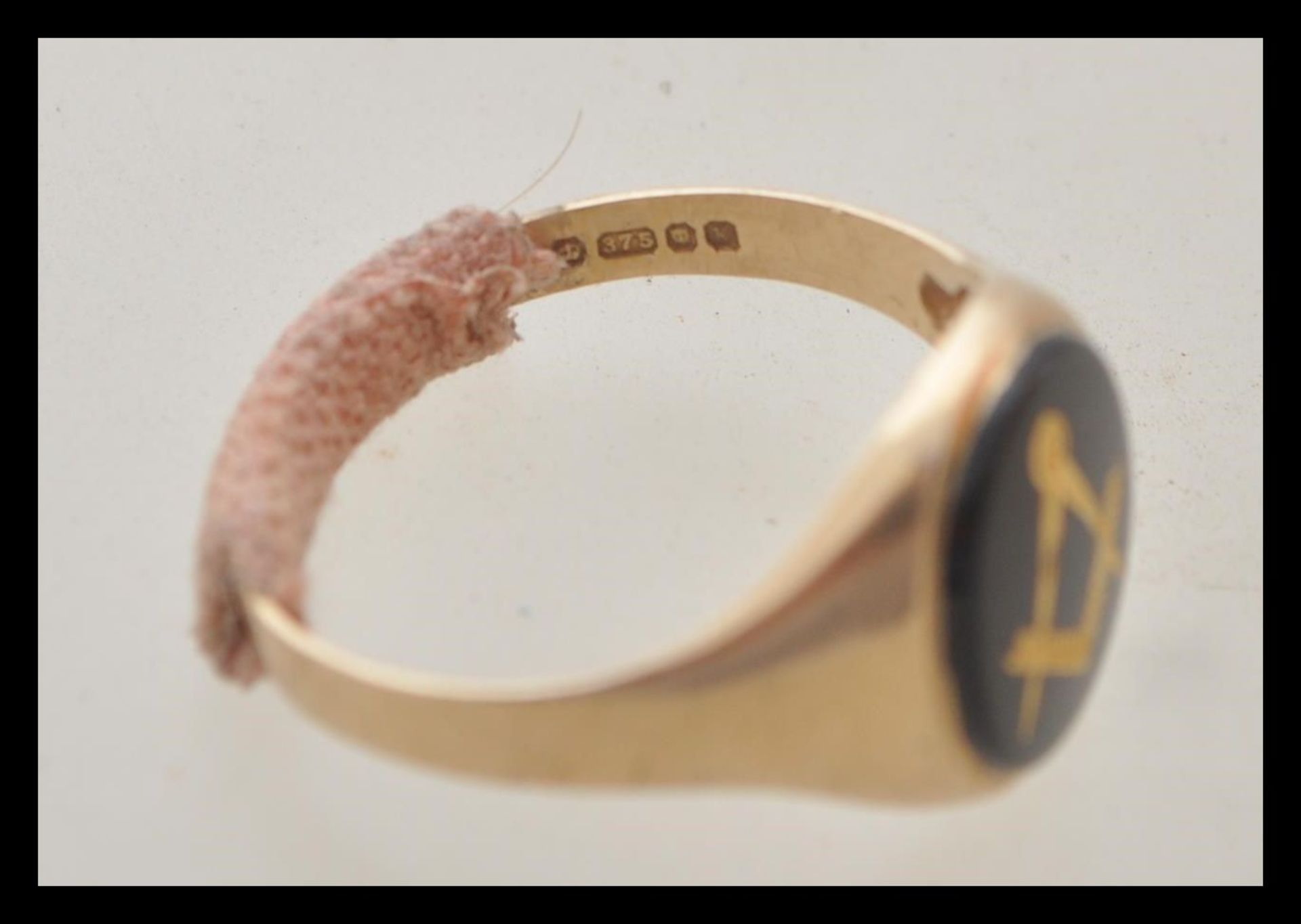 A hallmarked 9ct gold ring set with a oval onyx panel with a gilt masons symbol. Hallmarked London - Bild 3 aus 3
