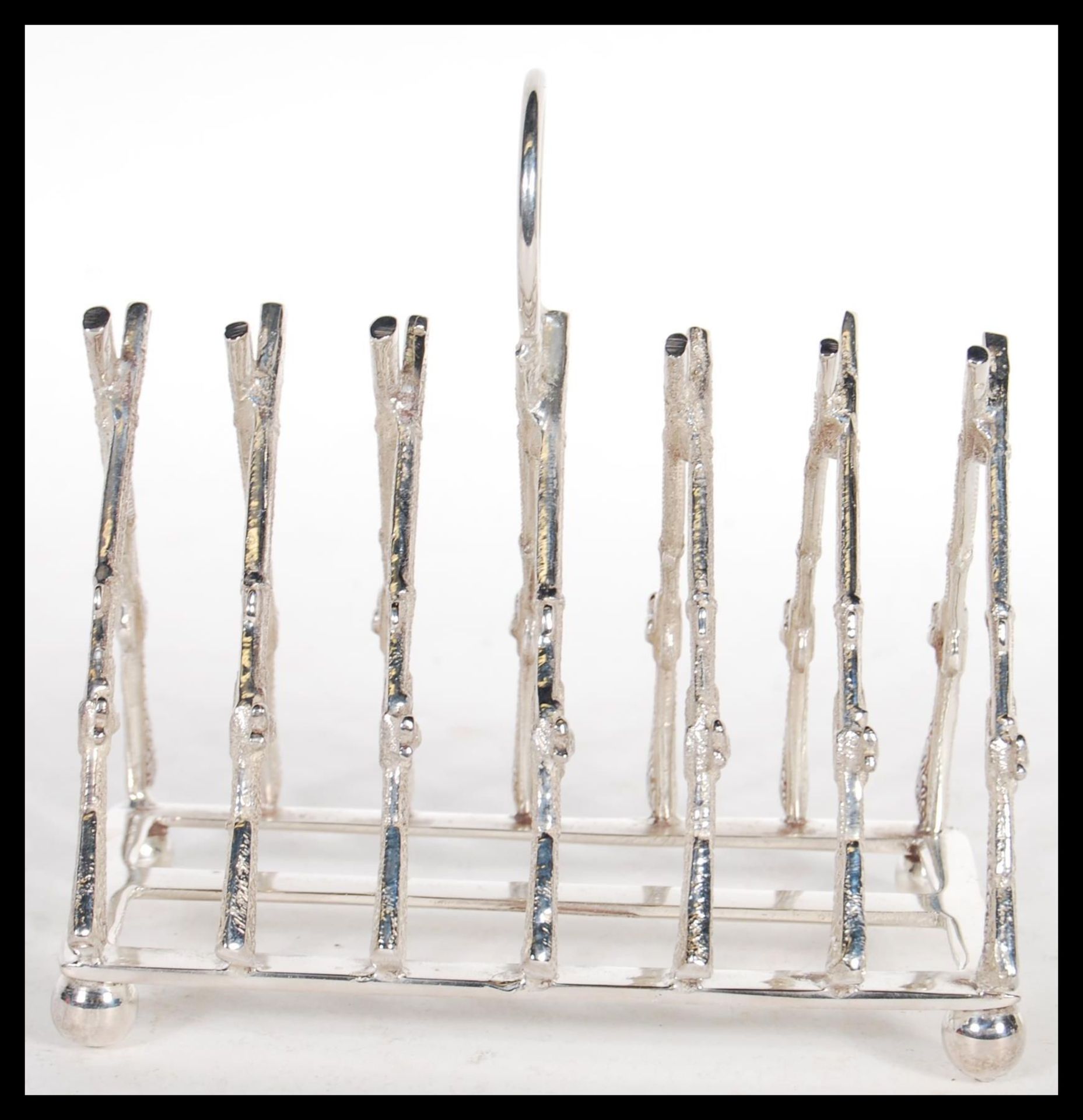 A silver plated toast rack of hunting interest with the rack being in the form of crossed rifles. - Bild 3 aus 4