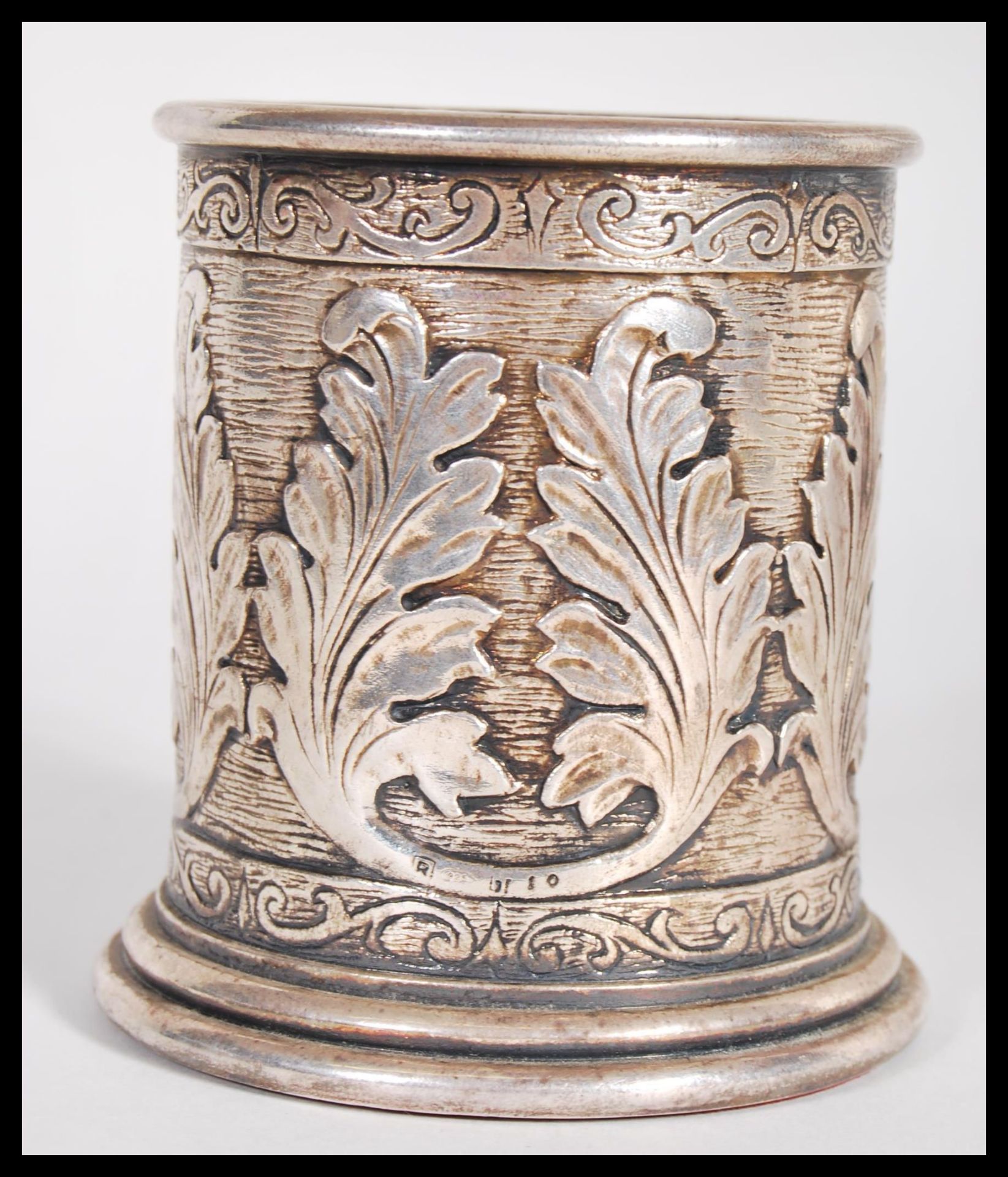 A hallmarked silver 925 brush pot of cylindrical form having scrolled decoration with relief leaf - Bild 2 aus 5
