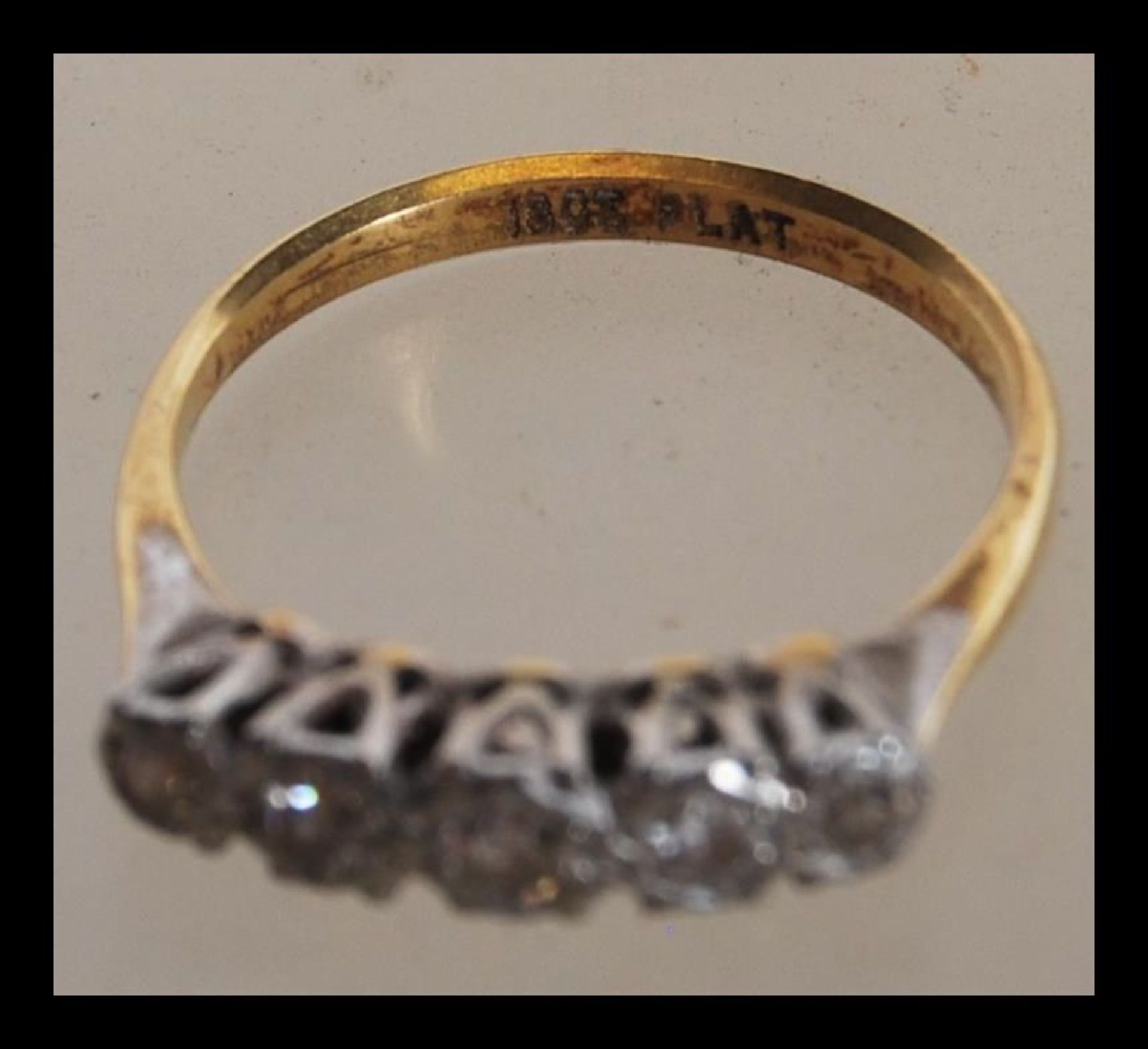 An 18ct gold and platinum five stone diamond ring having five claw set diamonds. Size K.5. Weighs - Bild 4 aus 4