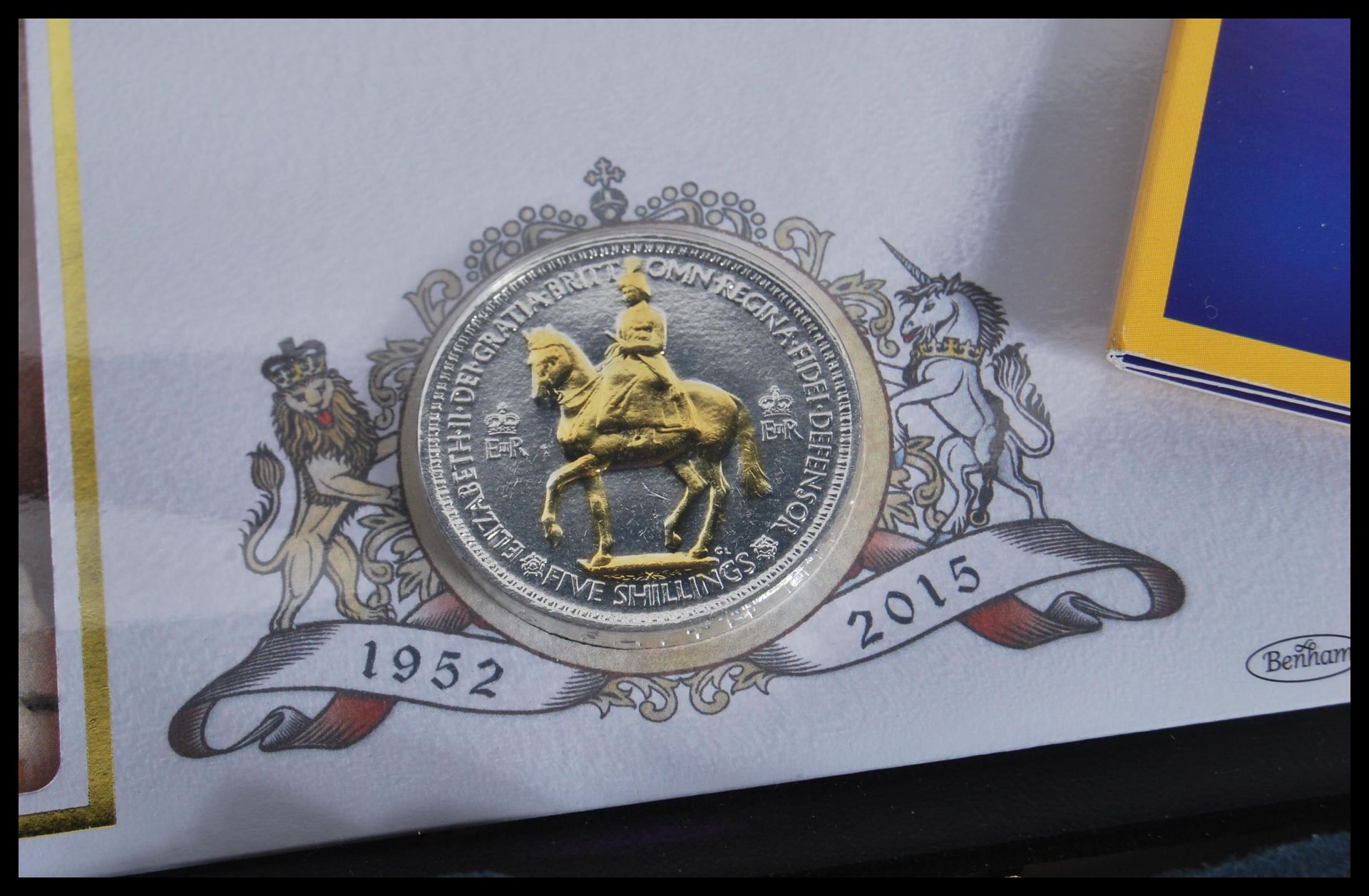 A collection of gold plated commemorative crowns to include five military related coins in coin - Bild 6 aus 6