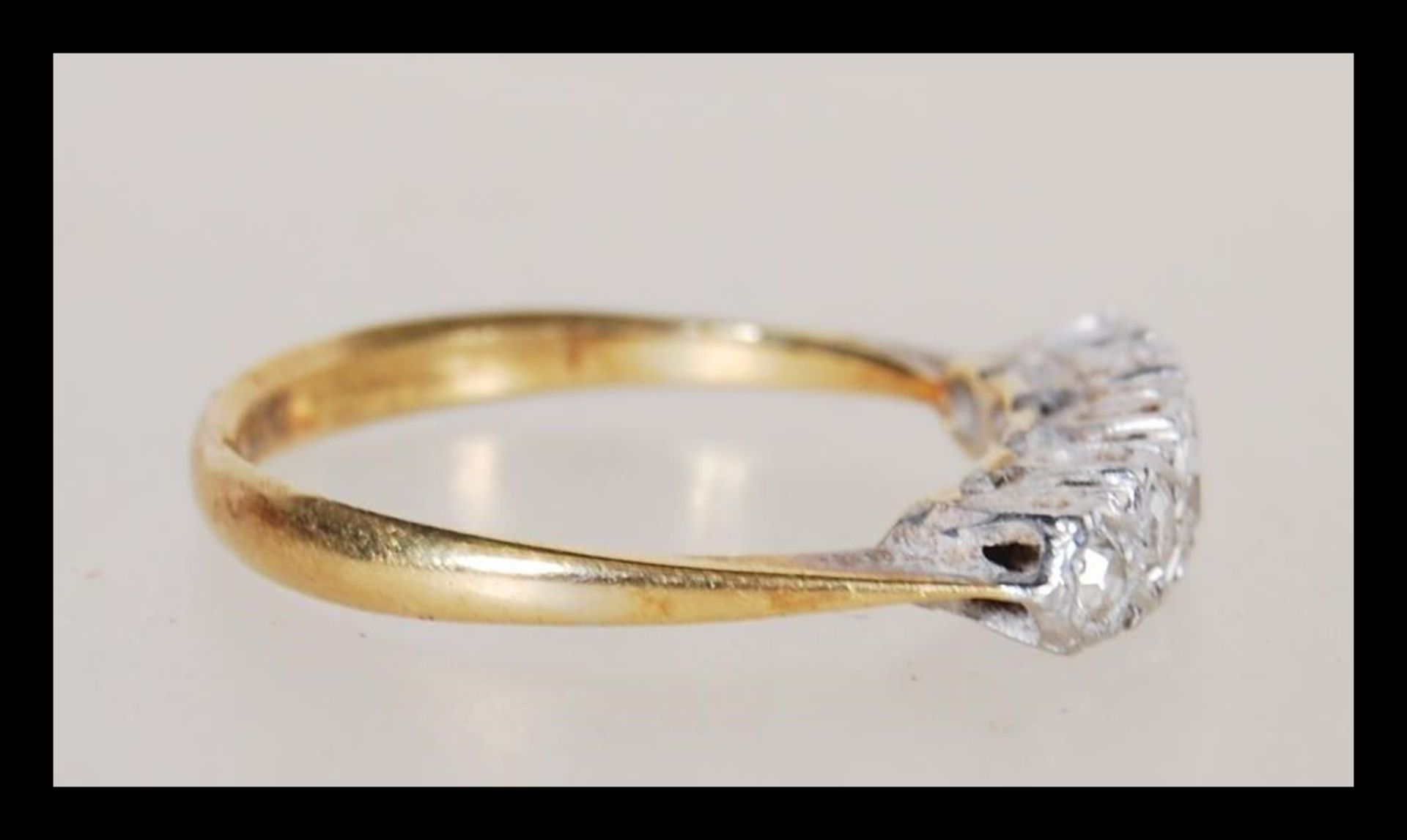 An 18ct gold and platinum five stone diamond ring having five claw set diamonds. Size K.5. Weighs - Bild 2 aus 4